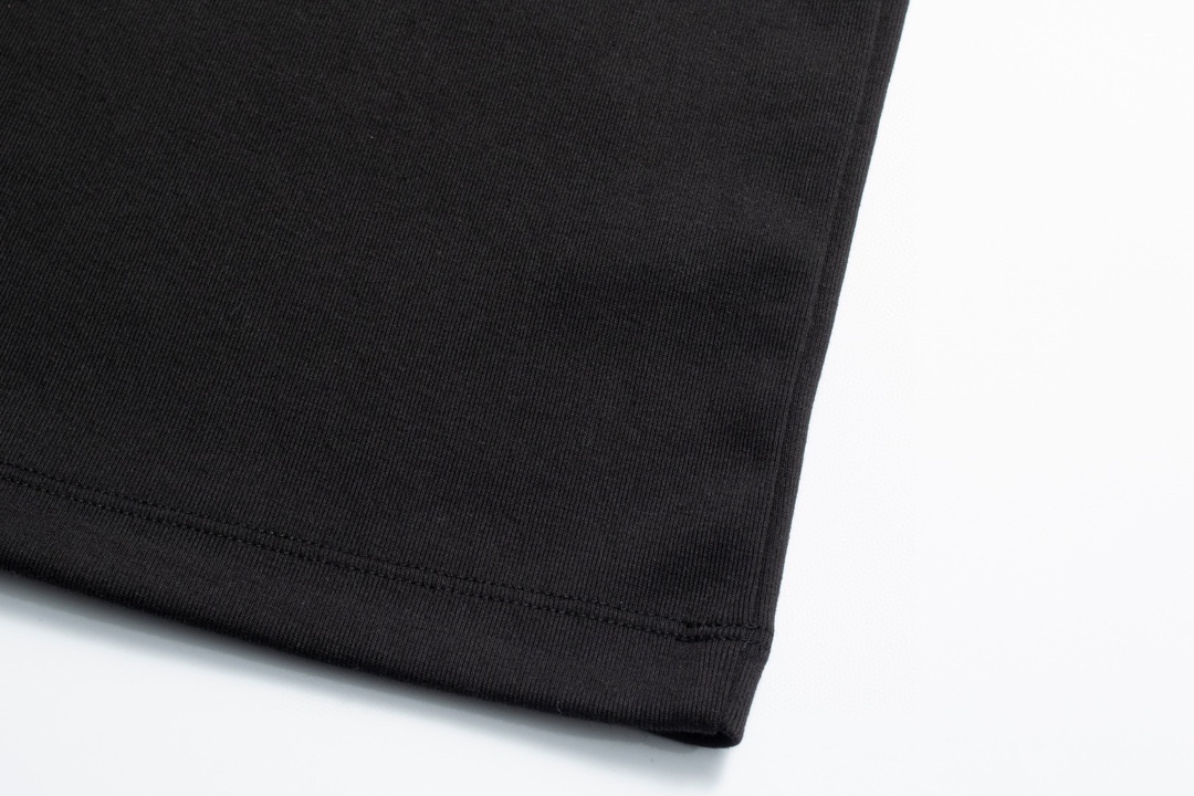  。Prada五金标短袖
面料采用：32支精梳棉 后期面料做了工艺 采用酵母洗水加手感 固定了衣服的版型