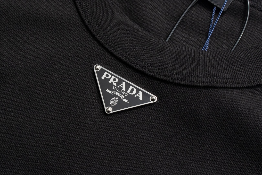  。Prada五金标短袖
面料采用：32支精梳棉 后期面料做了工艺 采用酵母洗水加手感 固定了衣服的版型