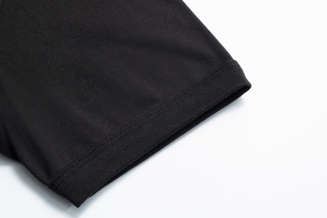  。Prada五金标短袖
面料采用：32支精梳棉 后期面料做了工艺 采用酵母洗水加手感 固定了衣服的版型