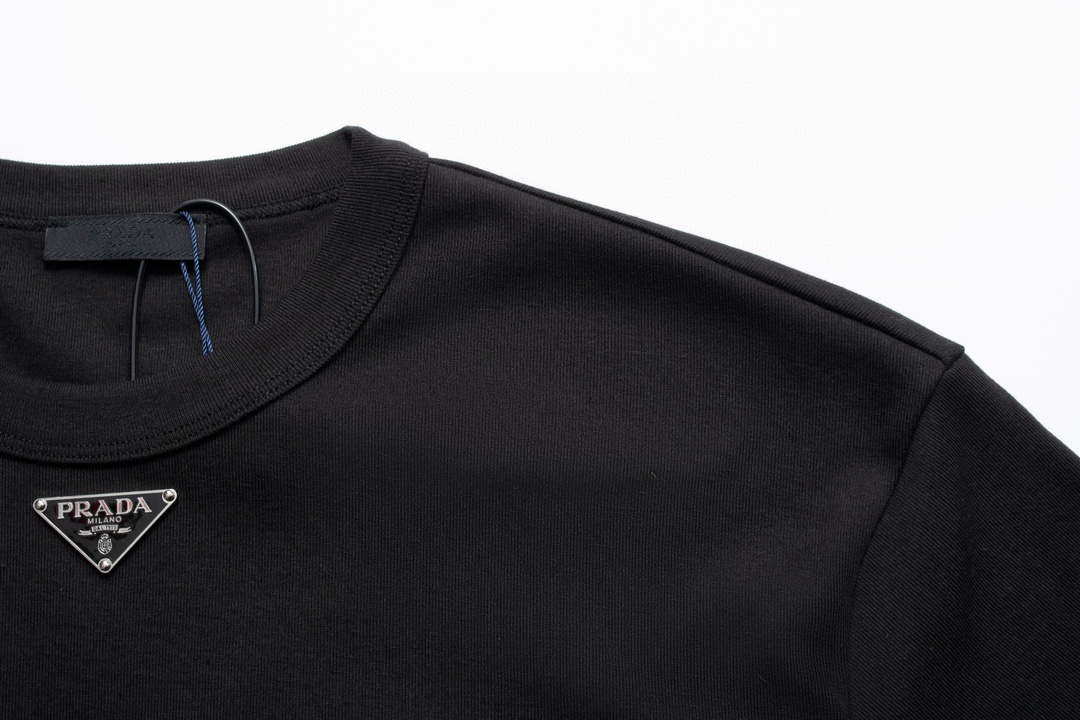  。Prada五金标短袖
面料采用：32支精梳棉 后期面料做了工艺 采用酵母洗水加手感 固定了衣服的版型