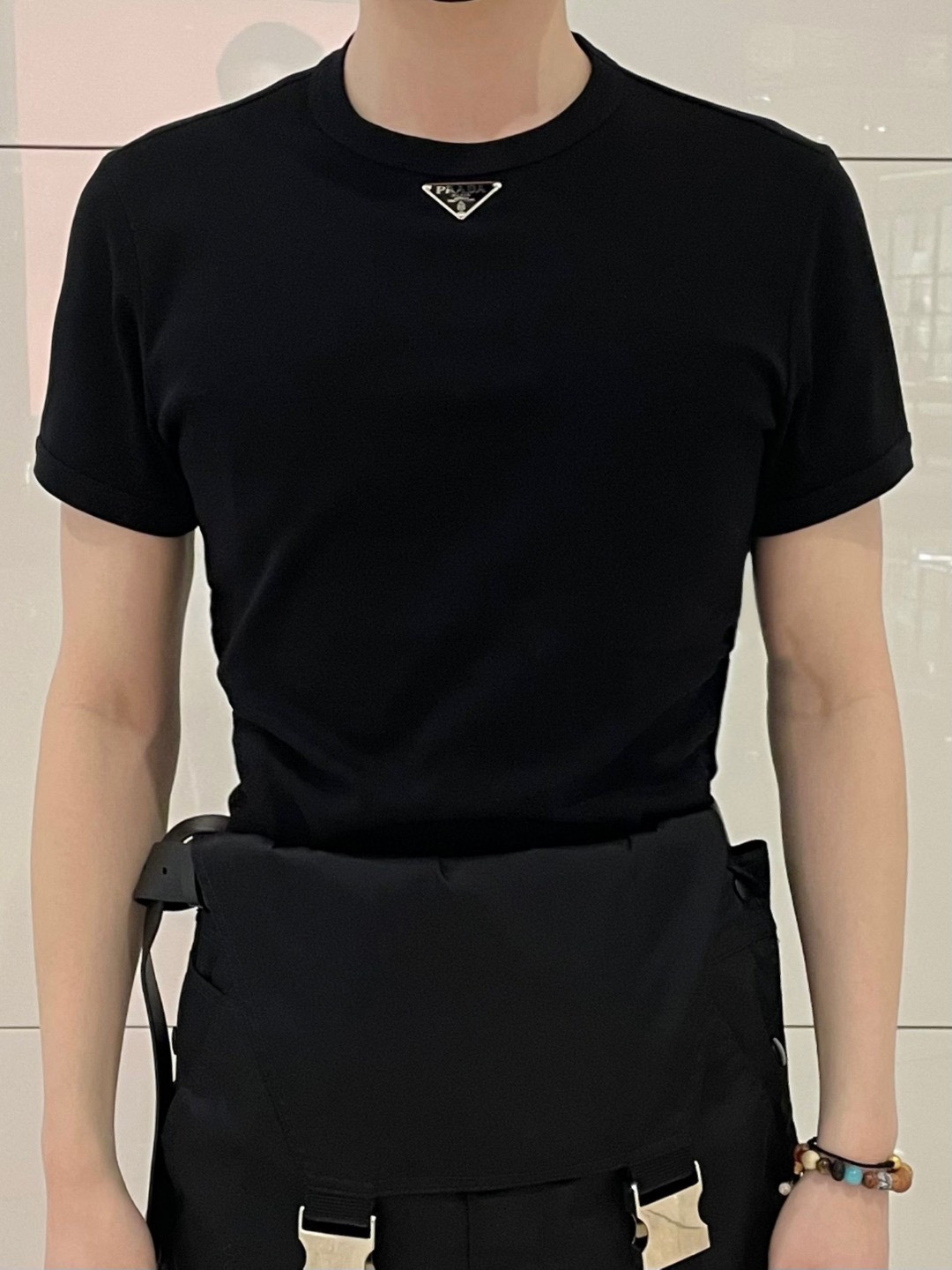  。Prada五金标短袖
面料采用：32支精梳棉 后期面料做了工艺 采用酵母洗水加手感 固定了衣服的版型
