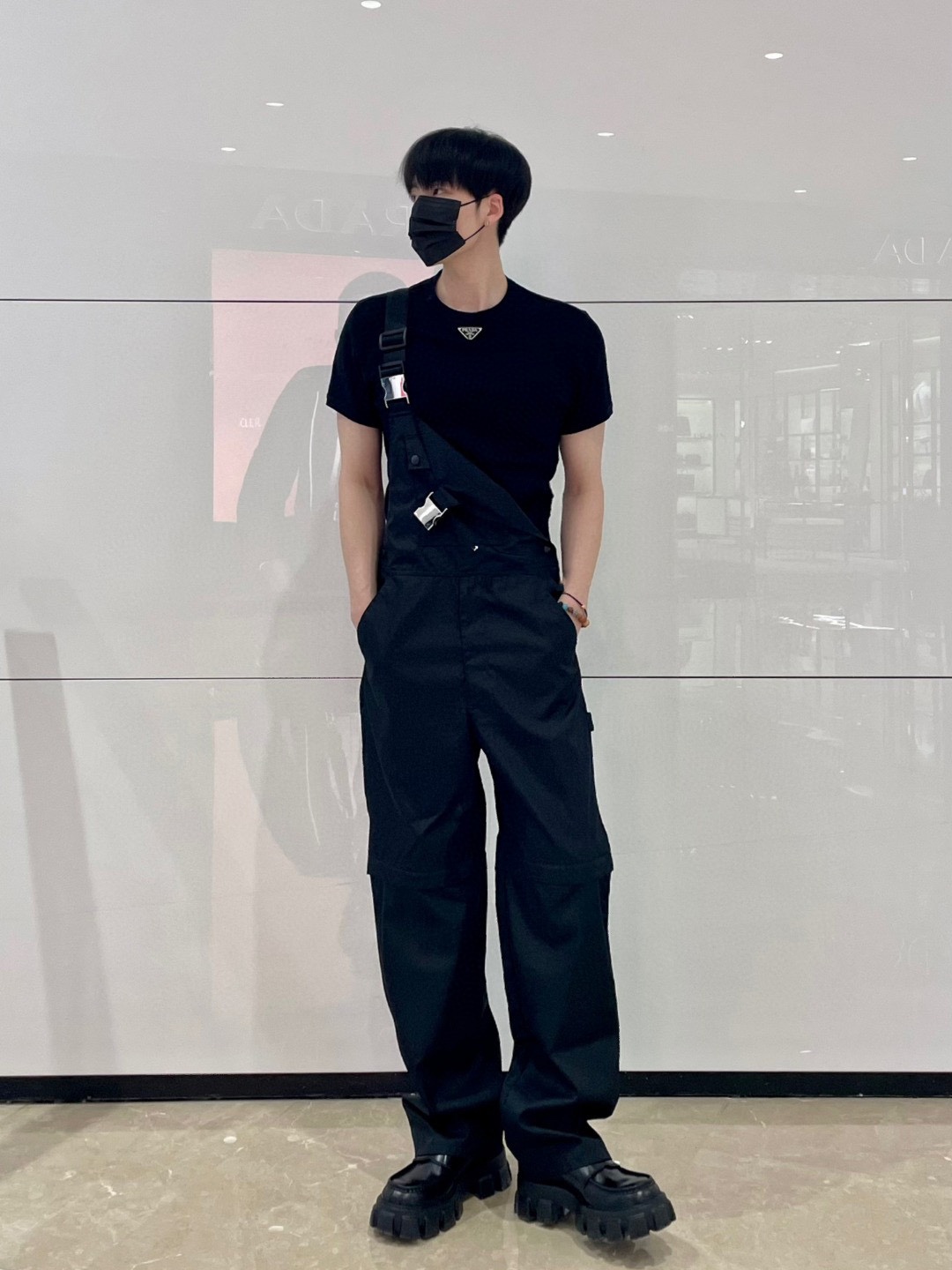  。Prada五金标短袖
面料采用：32支精梳棉 后期面料做了工艺 采用酵母洗水加手感 固定了衣服的版型