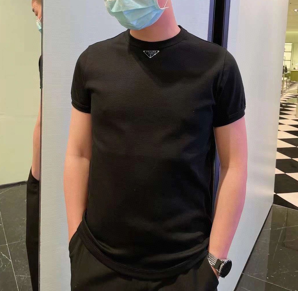  。Prada五金标短袖
面料采用：32支精梳棉 后期面料做了工艺 采用酵母洗水加手感 固定了衣服的版型