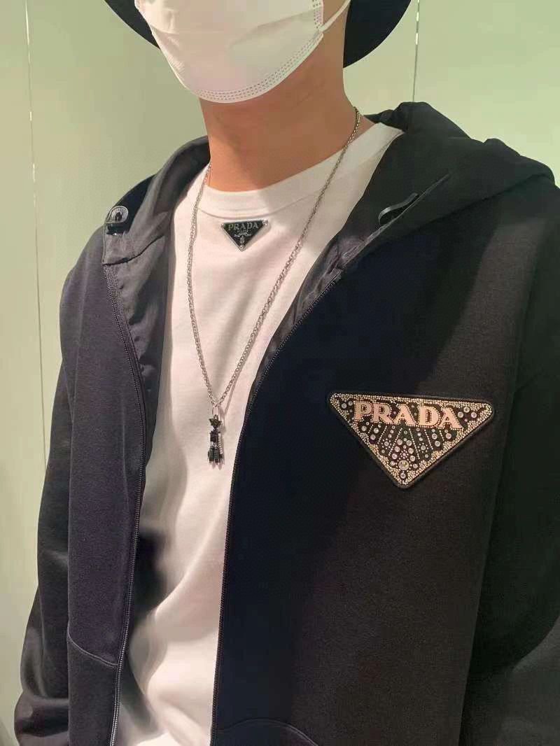  。Prada五金标短袖
面料采用：32支精梳棉 后期面料做了工艺 采用酵母洗水加手感 固定了衣服的版型