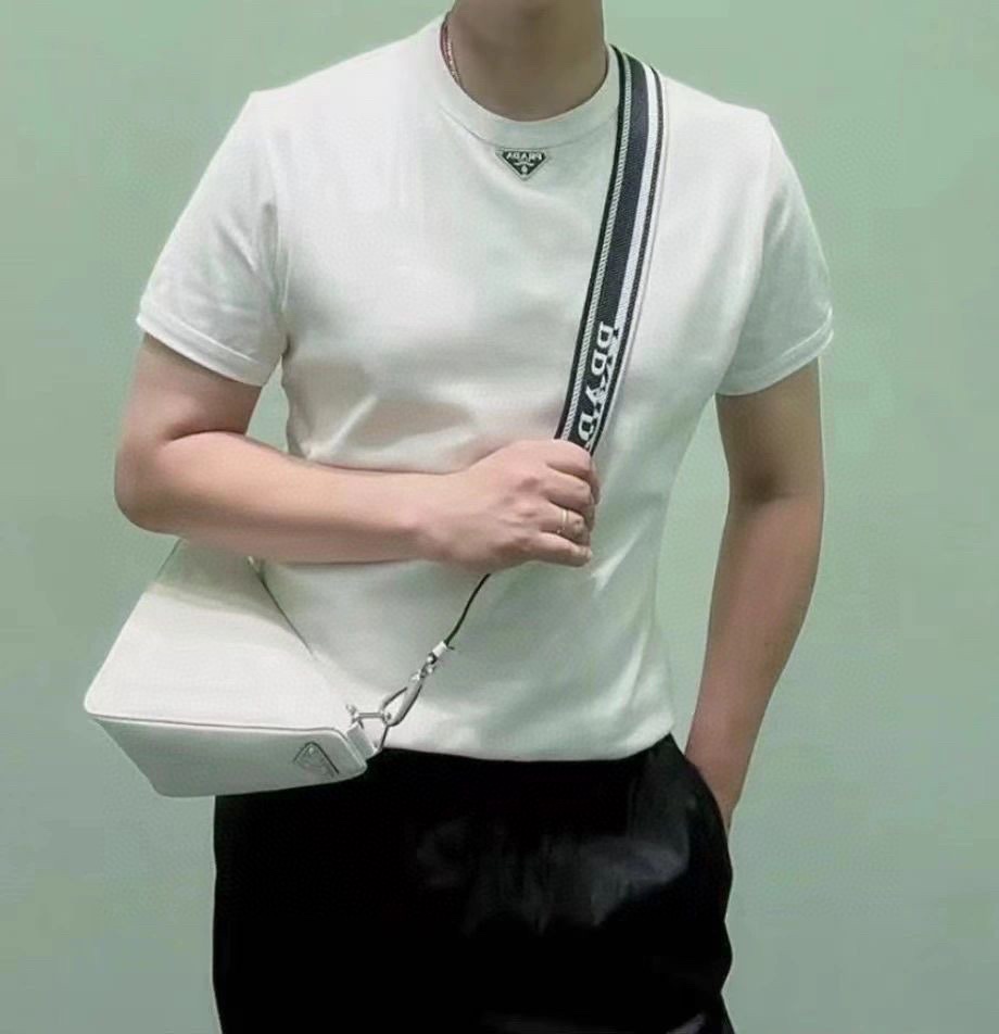  。Prada五金标短袖
面料采用：32支精梳棉 后期面料做了工艺 采用酵母洗水加手感 固定了衣服的版型