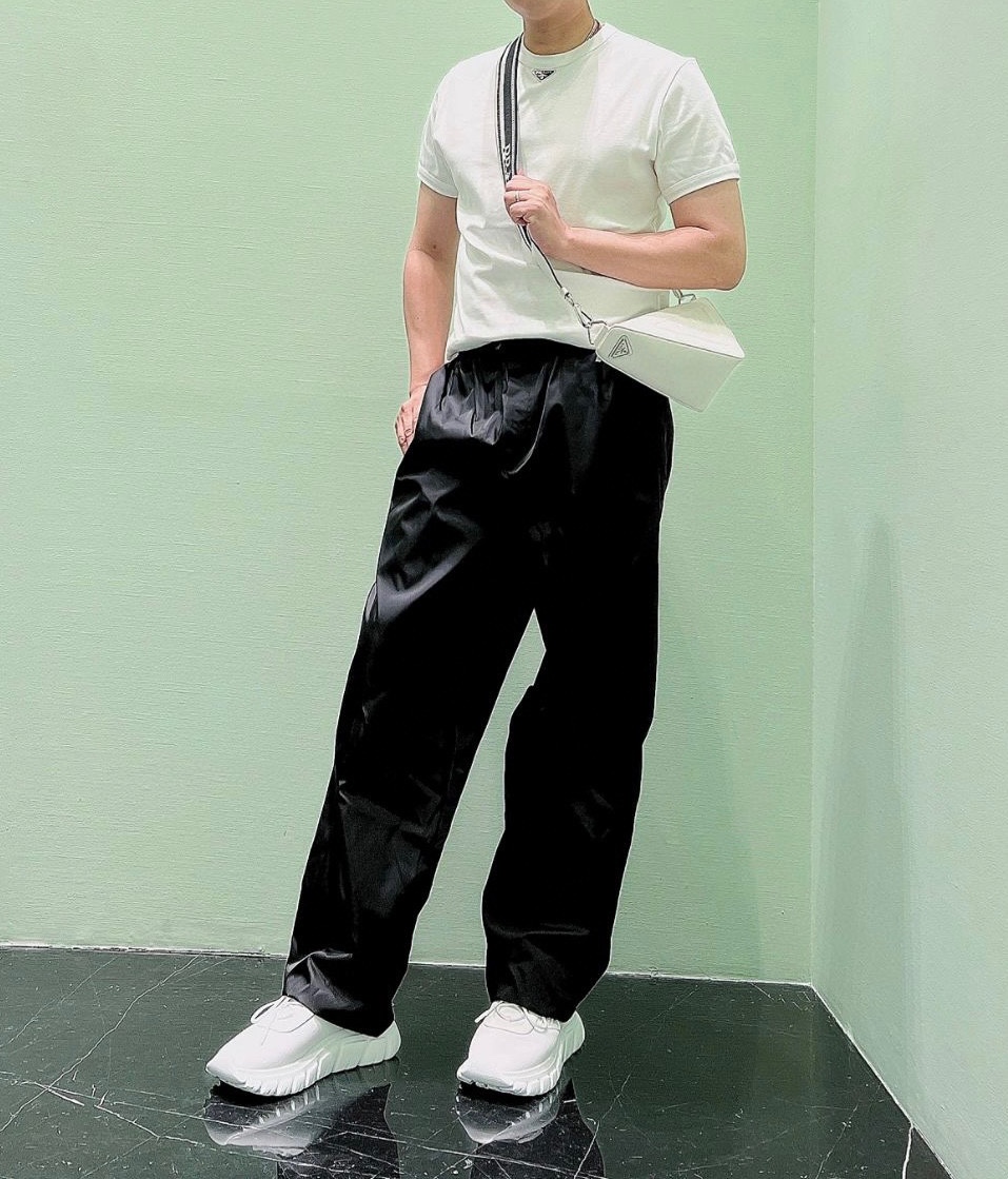  。Prada五金标短袖
面料采用：32支精梳棉 后期面料做了工艺 采用酵母洗水加手感 固定了衣服的版型