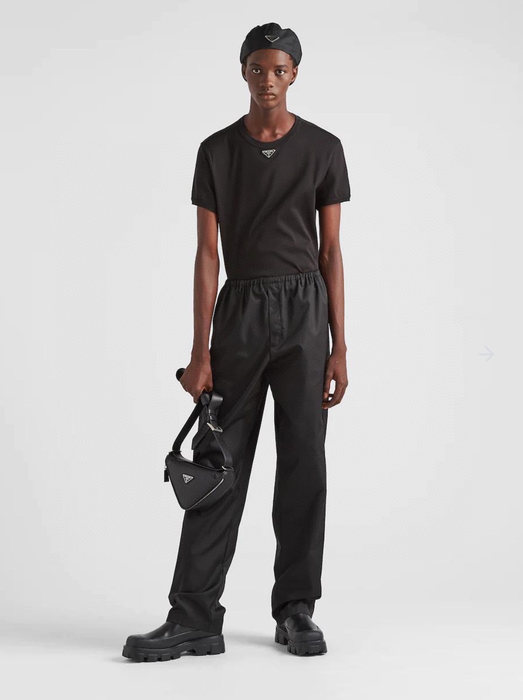  。Prada五金标短袖
面料采用：32支精梳棉 后期面料做了工艺 采用酵母洗水加手感 固定了衣服的版型