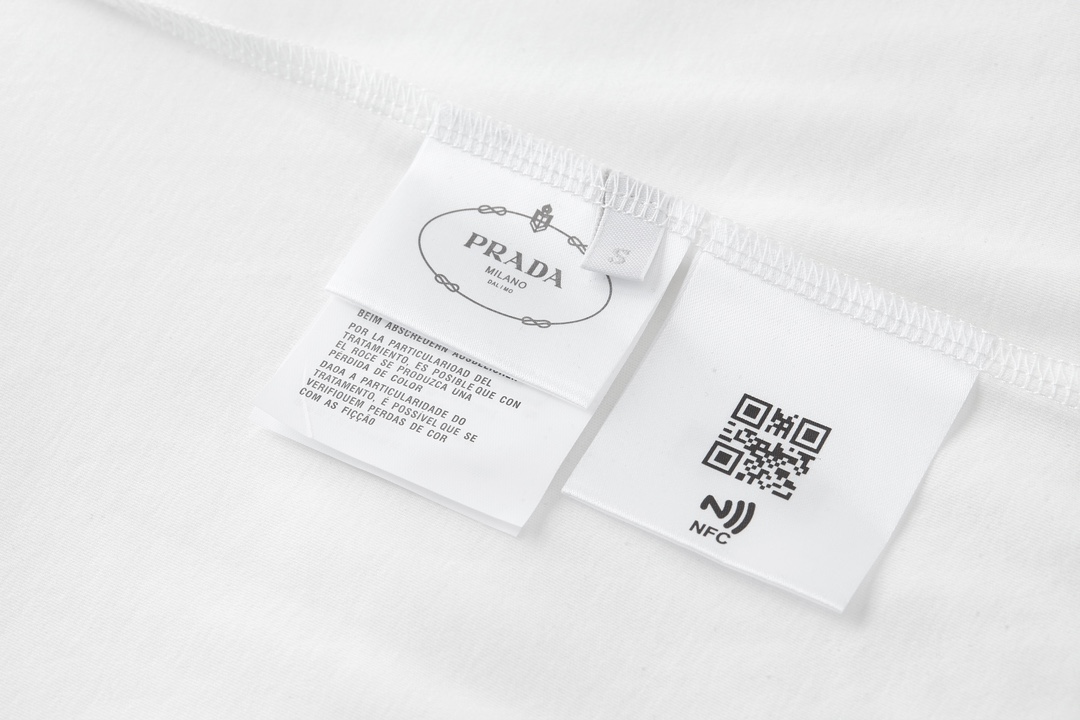  。Prada胸前拉链口袋短袖
面料：50支超柔棉克重170克
面料：采用原板50支再生尼龙面料
螺纹：