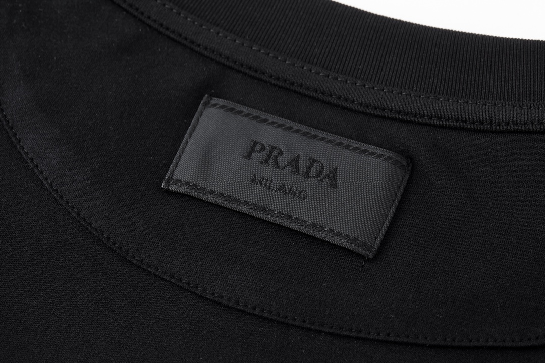 Prada/普拉达 口袋三角钢标圆领卫衣