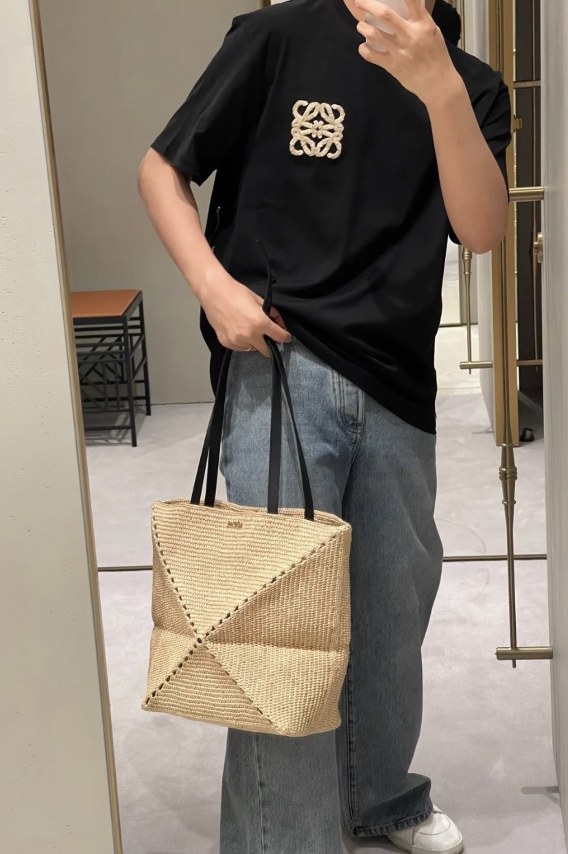 。LOEWE 罗意威毛巾刺绣短袖面料：采用20支平纹优棉.螺纹：采用1*1索罗娜螺纹.工艺：刺绣采用进口