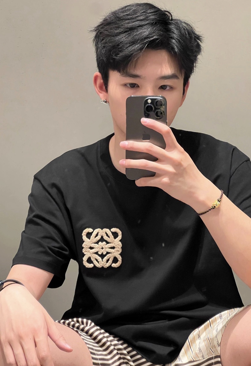 。LOEWE 罗意威毛巾刺绣短袖面料：采用20支平纹优棉.螺纹：采用1*1索罗娜螺纹.工艺：刺绣采用进口