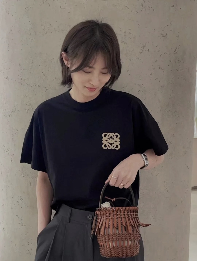 。LOEWE 罗意威毛巾刺绣短袖面料：采用20支平纹优棉.螺纹：采用1*1索罗娜螺纹.工艺：刺绣采用进口