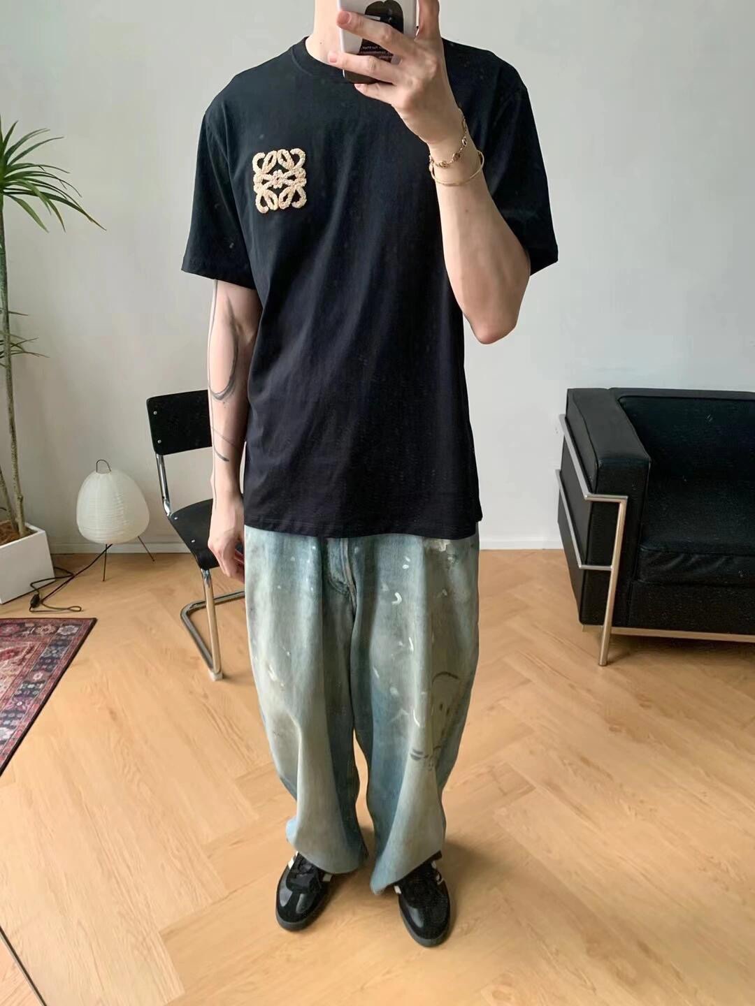 。LOEWE 罗意威毛巾刺绣短袖面料：采用20支平纹优棉.螺纹：采用1*1索罗娜螺纹.工艺：刺绣采用进口