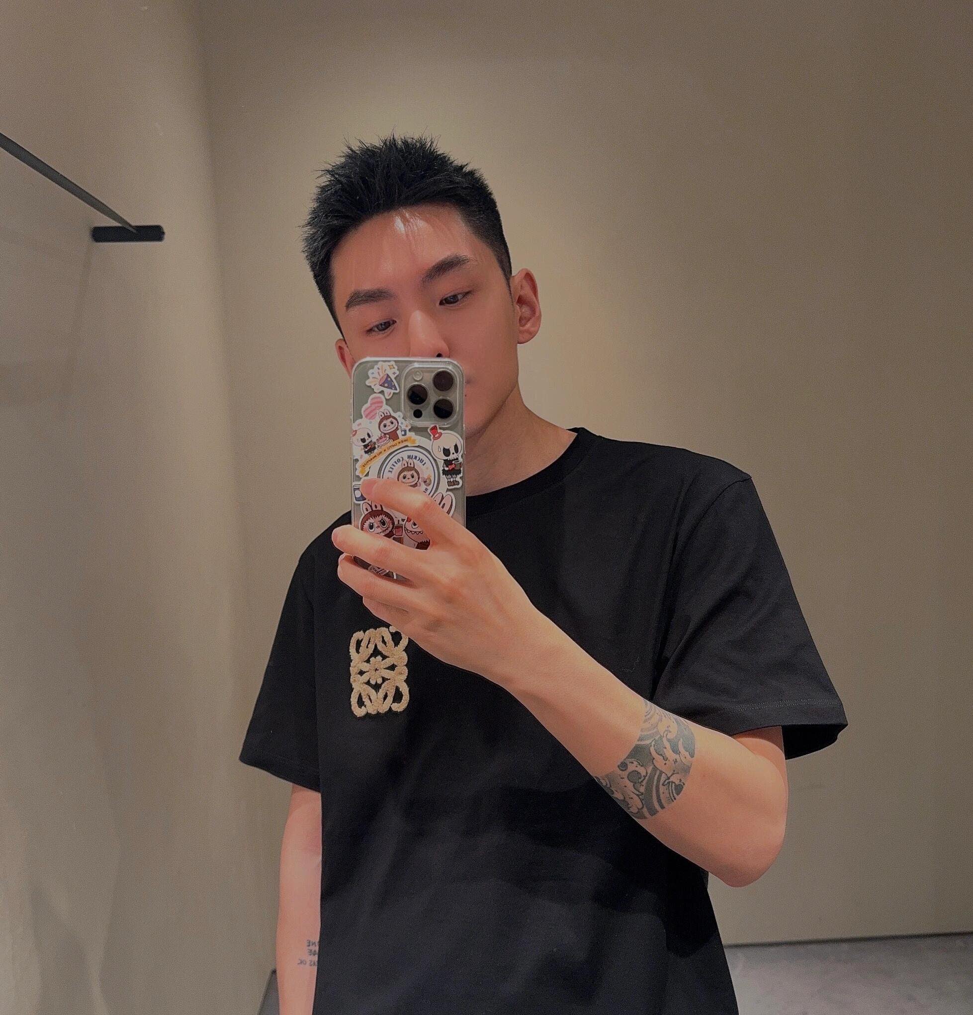 。LOEWE 罗意威毛巾刺绣短袖面料：采用20支平纹优棉.螺纹：采用1*1索罗娜螺纹.工艺：刺绣采用进口