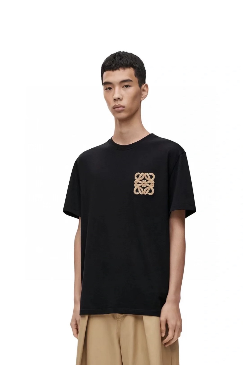 。LOEWE 罗意威毛巾刺绣短袖面料：采用20支平纹优棉.螺纹：采用1*1索罗娜螺纹.工艺：刺绣采用进口