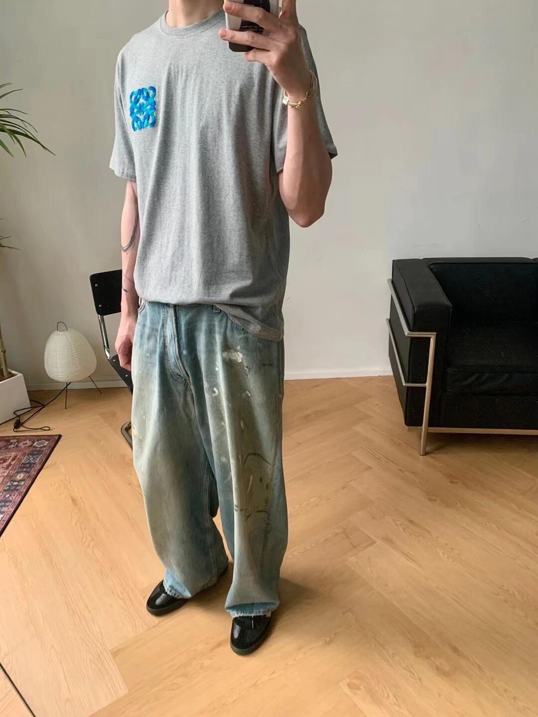 。LOEWE 罗意威毛巾刺绣短袖面料：采用20支平纹优棉.螺纹：采用1*1索罗娜螺纹.工艺：刺绣采用进口