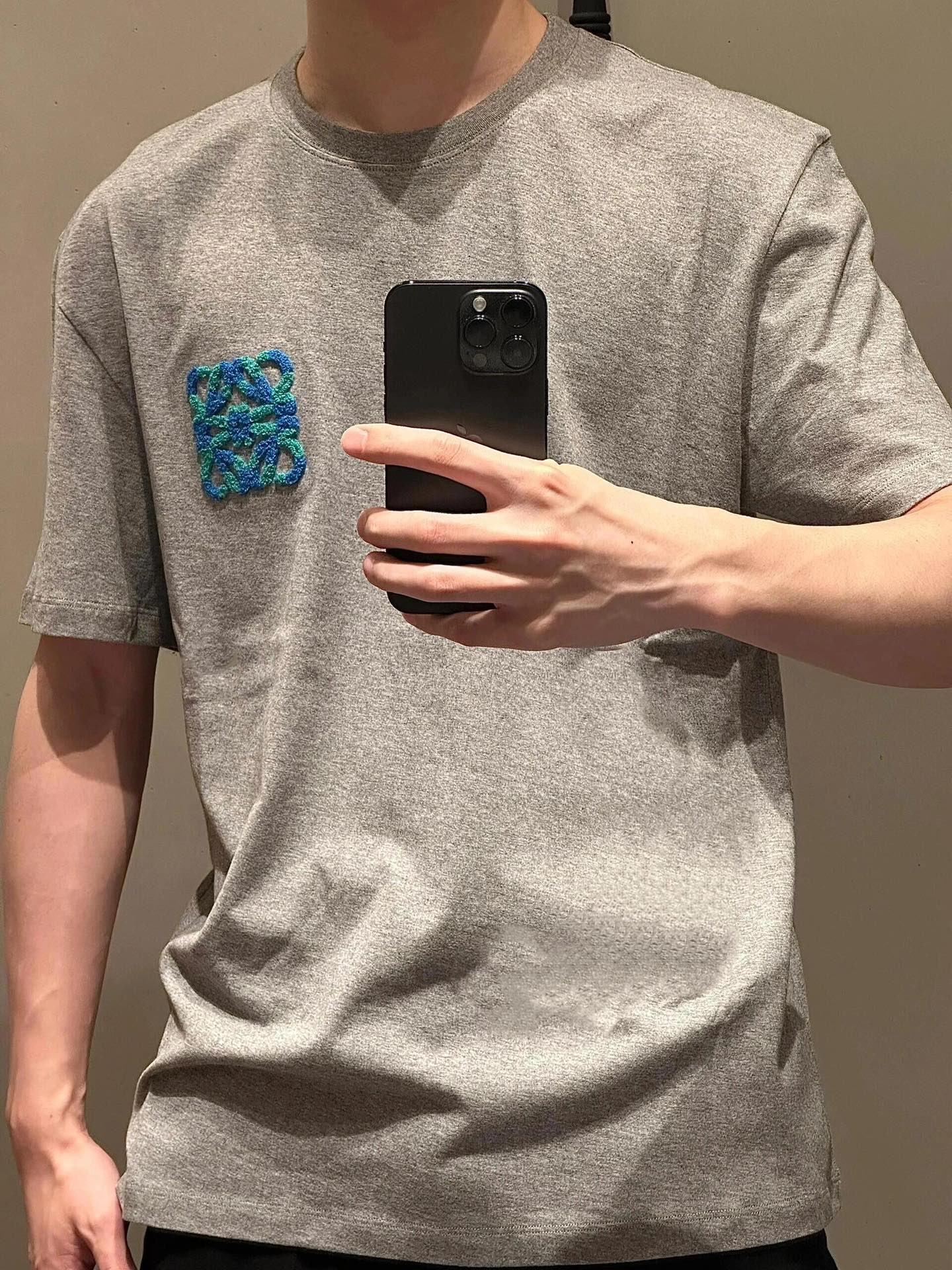。LOEWE 罗意威毛巾刺绣短袖面料：采用20支平纹优棉.螺纹：采用1*1索罗娜螺纹.工艺：刺绣采用进口