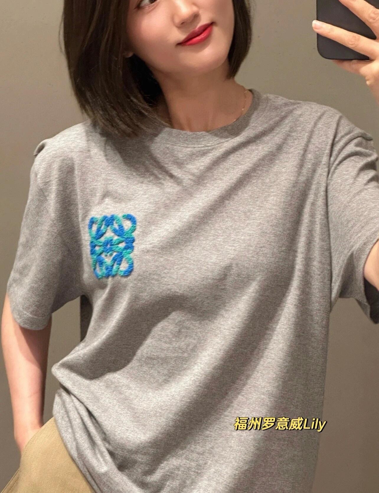 。LOEWE 罗意威毛巾刺绣短袖面料：采用20支平纹优棉.螺纹：采用1*1索罗娜螺纹.工艺：刺绣采用进口