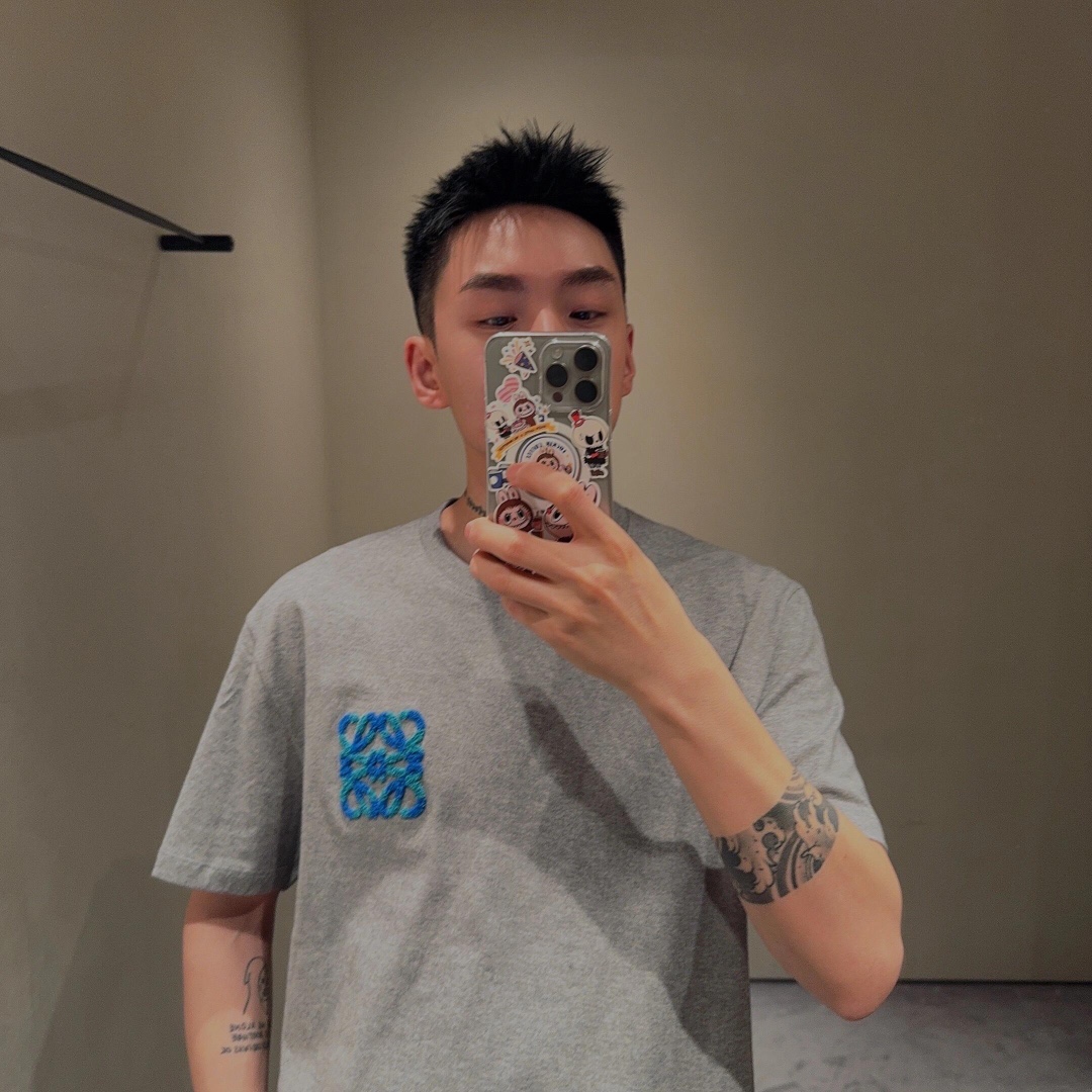 。LOEWE 罗意威毛巾刺绣短袖面料：采用20支平纹优棉.螺纹：采用1*1索罗娜螺纹.工艺：刺绣采用进口