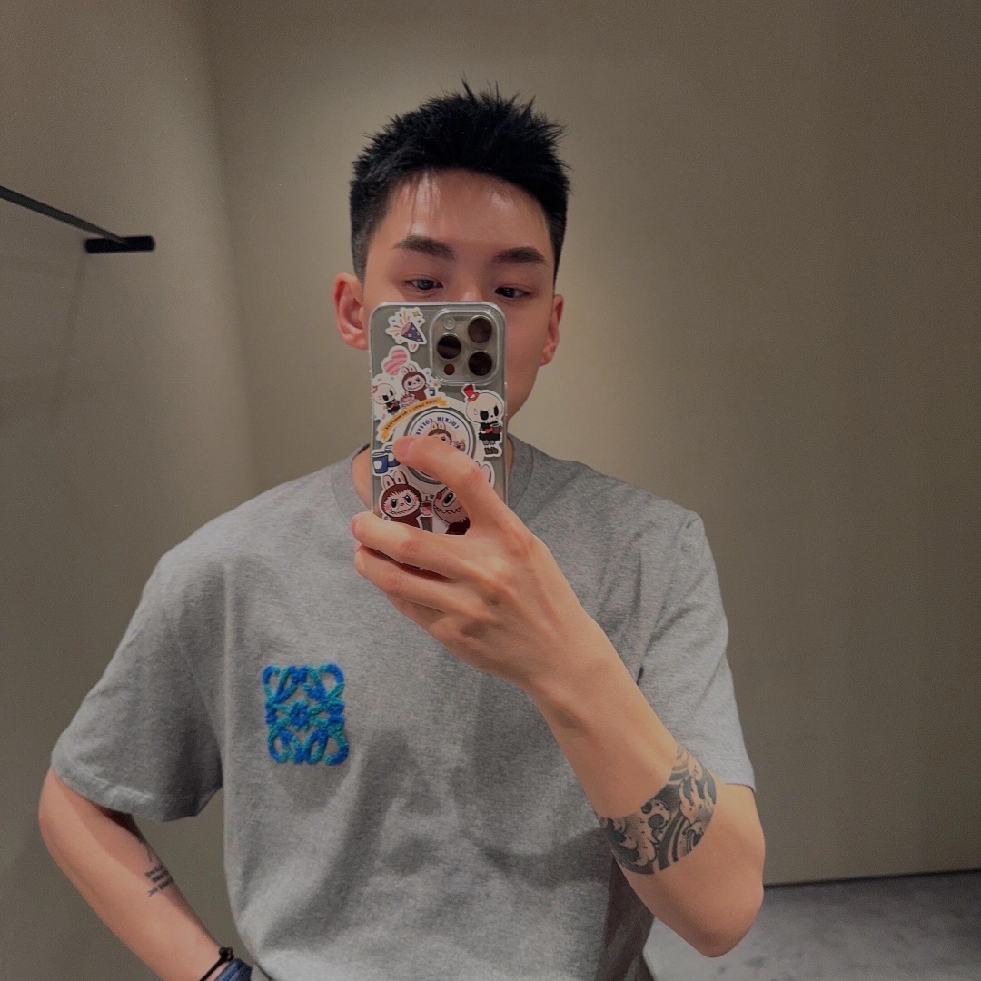 。LOEWE 罗意威毛巾刺绣短袖面料：采用20支平纹优棉.螺纹：采用1*1索罗娜螺纹.工艺：刺绣采用进口