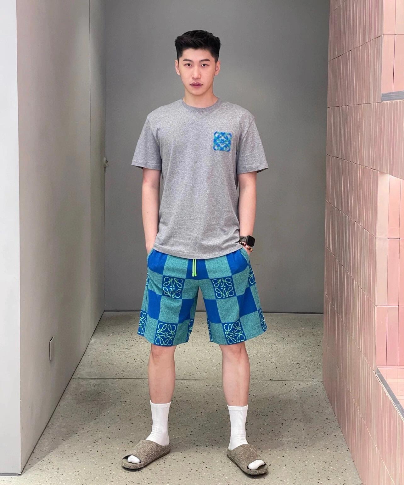 。LOEWE 罗意威毛巾刺绣短袖面料：采用20支平纹优棉.螺纹：采用1*1索罗娜螺纹.工艺：刺绣采用进口