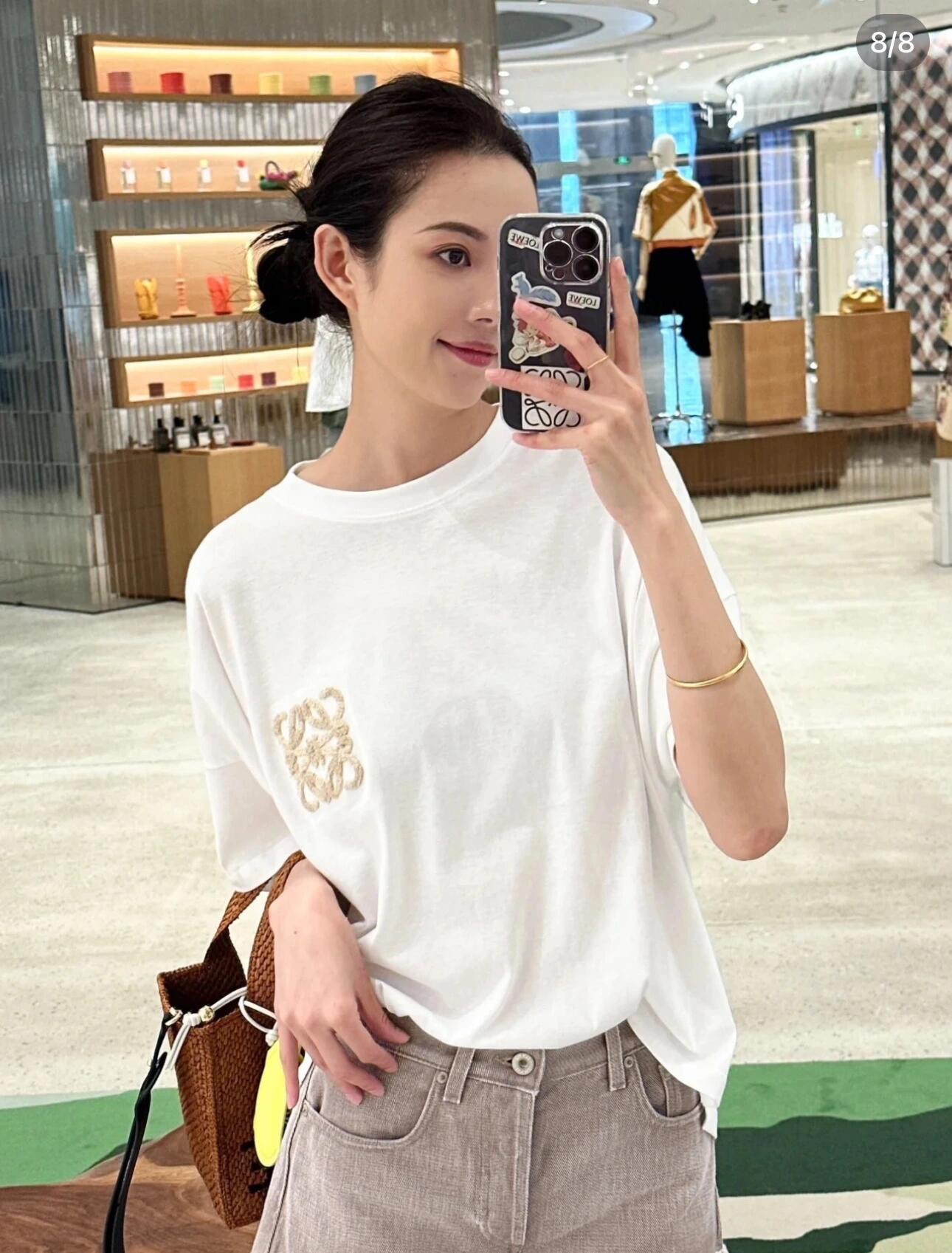 。LOEWE 罗意威毛巾刺绣短袖面料：采用20支平纹优棉.螺纹：采用1*1索罗娜螺纹.工艺：刺绣采用进口