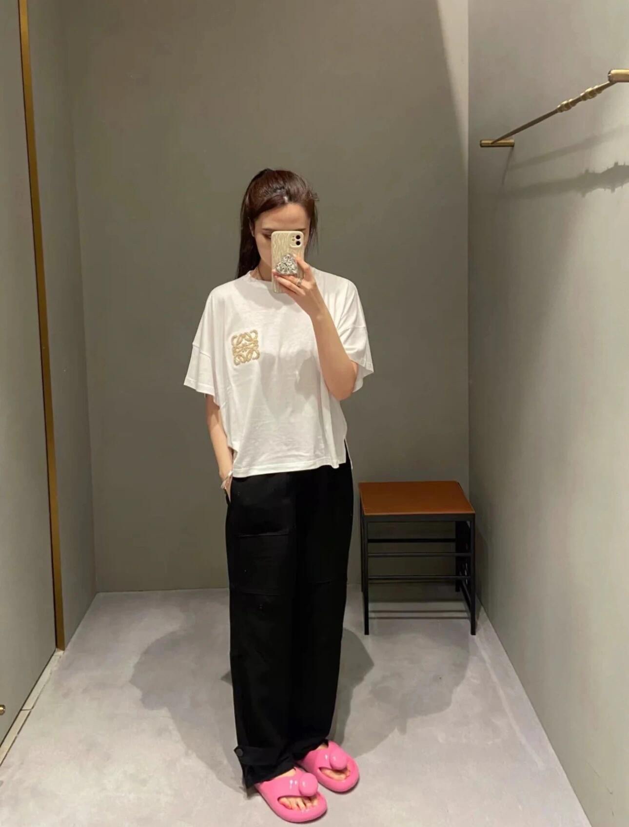 。LOEWE 罗意威毛巾刺绣短袖面料：采用20支平纹优棉.螺纹：采用1*1索罗娜螺纹.工艺：刺绣采用进口