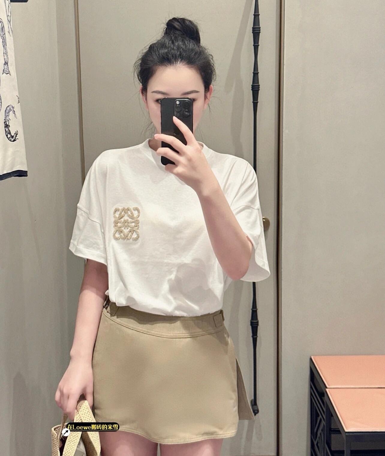 。LOEWE 罗意威毛巾刺绣短袖面料：采用20支平纹优棉.螺纹：采用1*1索罗娜螺纹.工艺：刺绣采用进口