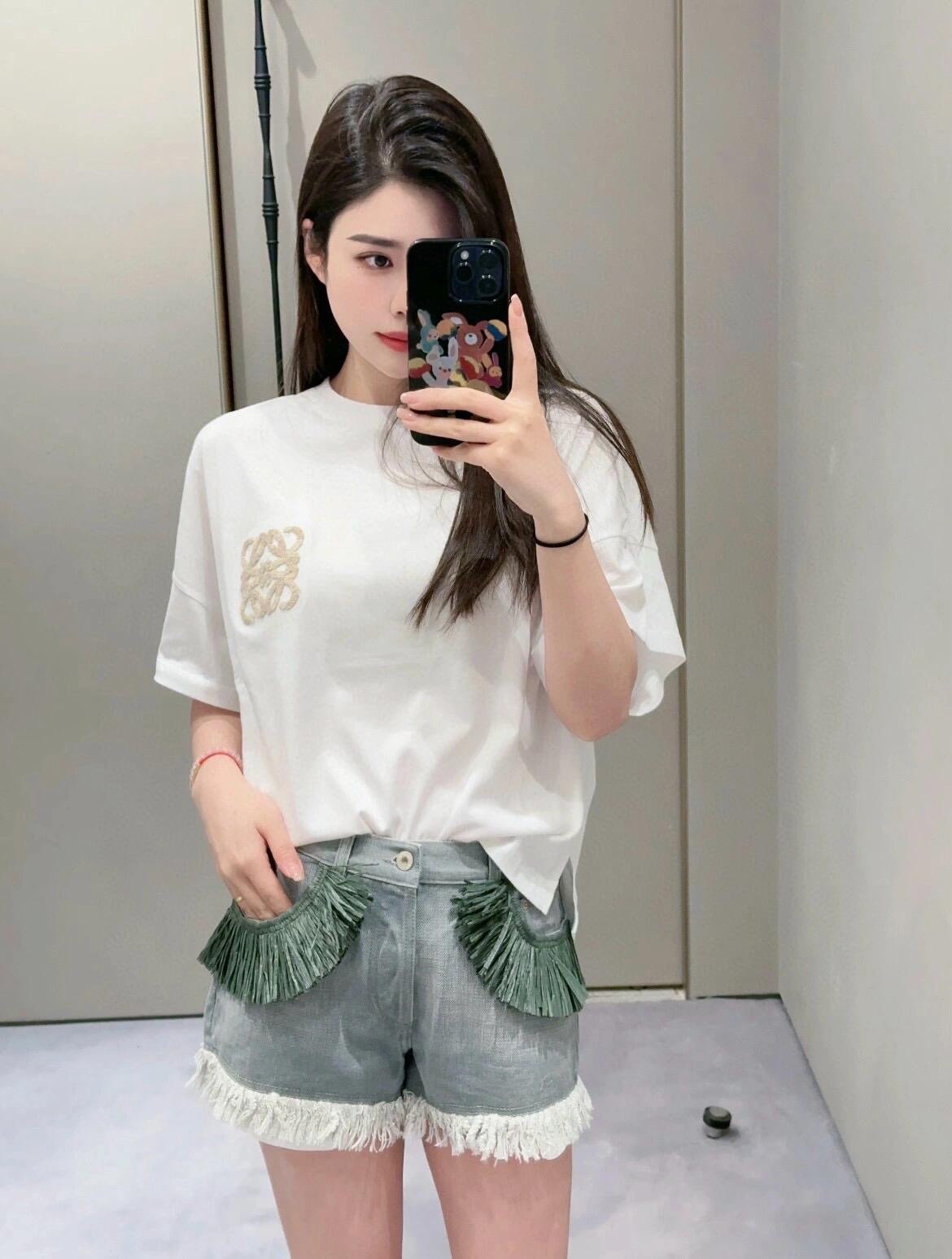 。LOEWE 罗意威毛巾刺绣短袖面料：采用20支平纹优棉.螺纹：采用1*1索罗娜螺纹.工艺：刺绣采用进口