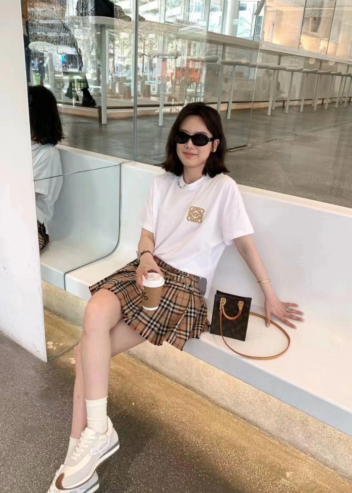 。LOEWE 罗意威毛巾刺绣短袖面料：采用20支平纹优棉.螺纹：采用1*1索罗娜螺纹.工艺：刺绣采用进口