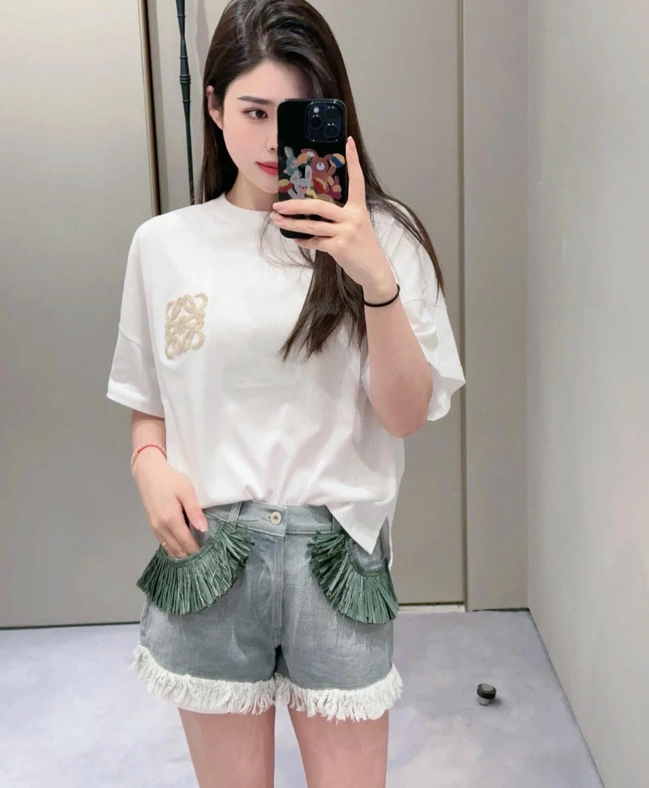 。LOEWE 罗意威毛巾刺绣短袖面料：采用20支平纹优棉.螺纹：采用1*1索罗娜螺纹.工艺：刺绣采用进口