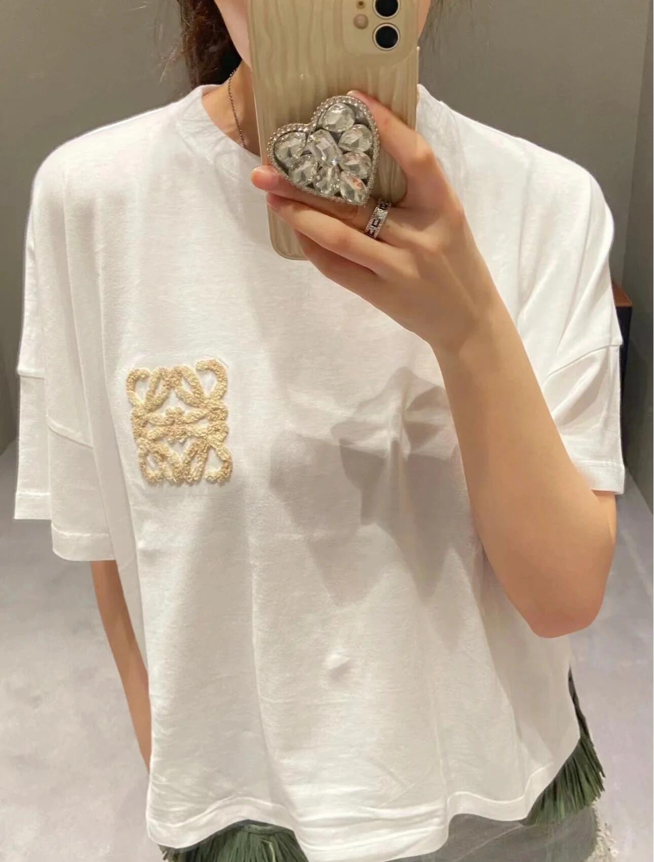 。LOEWE 罗意威毛巾刺绣短袖面料：采用20支平纹优棉.螺纹：采用1*1索罗娜螺纹.工艺：刺绣采用进口