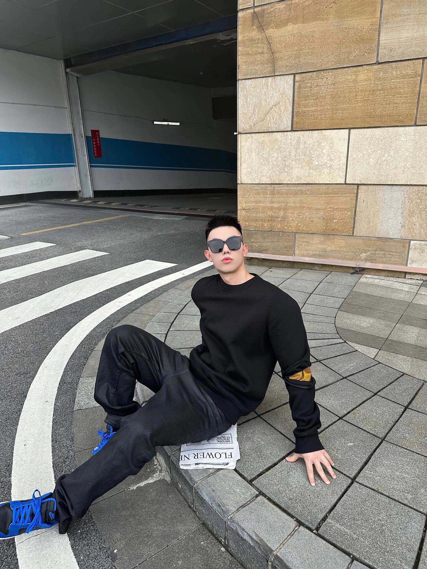 NO:426204,.FENDI classic little monster hot diamond sweatshirt. The fabric is made of 380 grams of cotton wool-grabbing sweatshirt, the upper body is soft and comfortable. The thread is made of 2*2 matching threads, and the same cylinder is fixed dyed. Craft fabric is washed with garments. Fixed version and added feel. Craft custom bright edge diamonds. The drill grains are smooth and smooth. The drill grains look similar to the hexagons of the naked eye and are flat and not rough when touched. Zipper sleeves have black bronze zippers on both sides. Original mold customization. Auxiliary material customization 11 original bright diamond Auxiliary material customization 11 bronze zipper Auxiliary material customization 11 washing trademark S-M-L Color black Exclusive, fendi, hoodie, sweatshirts, alexander wang19860909.FENDI经典小怪兽烫钻卫衣. 面料采用380克全棉抓毛底卫衣料 上身柔软舒适. 螺纹采用2*2配套螺纹 同缸定染. 工艺面料成衣普洗.固定版型.加手感. 工艺定制亮光边钻 钻粒手感光滑.钻粒肉眼看相似六边形 摸上去平整不会粗糙. 拉链袖子两边带有黑古铜拉链 原版开模定制. 辅料定制11原版亮钻 辅料定制11古铜拉链 辅料定制11洗水商标 尺码S-M-L 颜色黑 独家专供,,fendi,hoodie,sweatshirts,alexander wang,Men's clothing