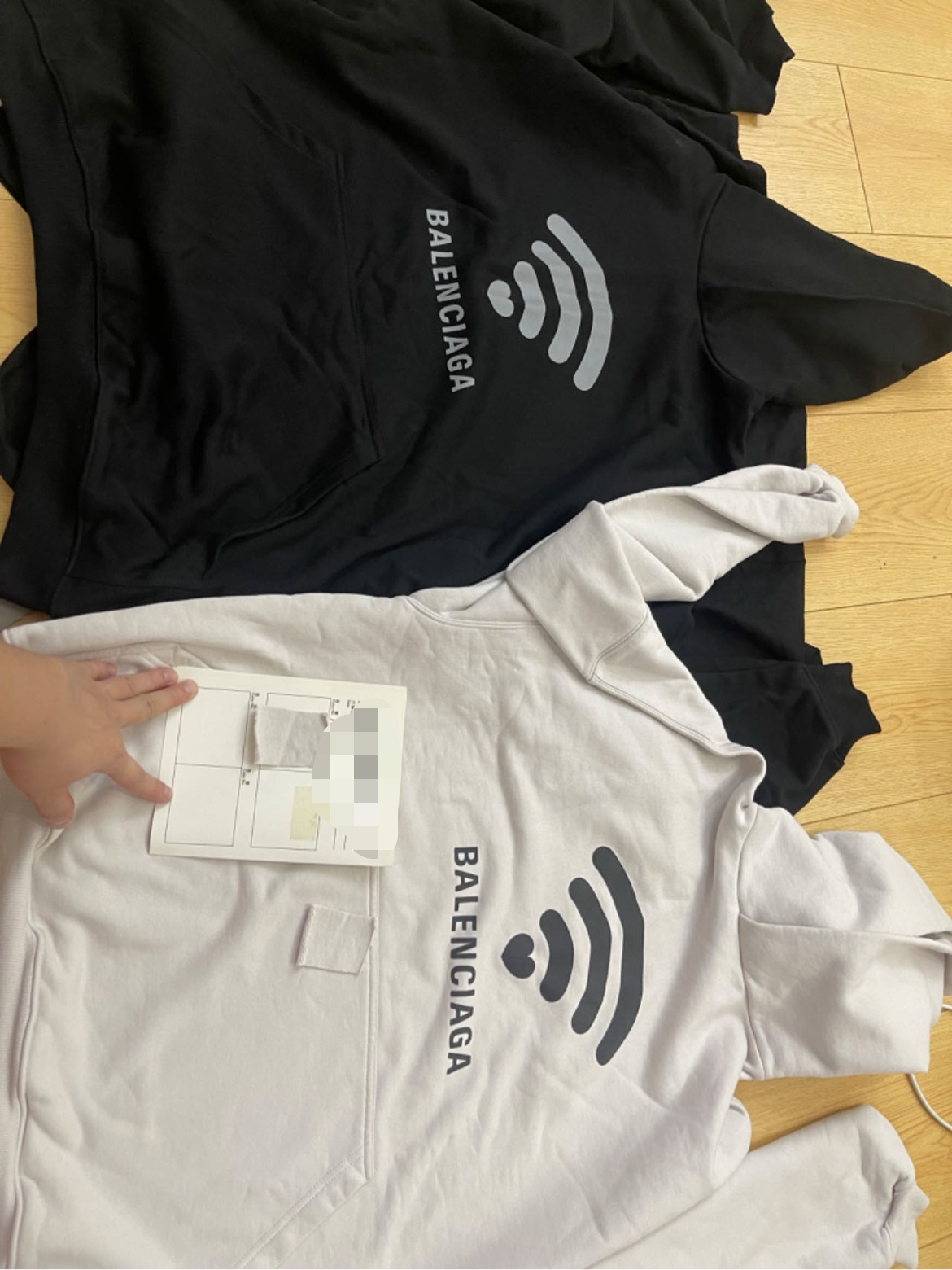 NO:458991,.BLCG Balenciaga Love Wireless Printed Hoodie The fabric is made of 380g double-stranded terry. The original fixed-woven red color feel. The thread is made of 1*1 pure cotton double yarn thread. The same cylinder is fixed dyed. The process printing is made of glue composite printing. The original customized micro mesh version is Filing. The inner layer of the printing is first covered with a layer of base glue. Then it is manually scraped back and forth three times to make the clothes have a three-dimensional texture. The surface is made of soft wool craft to restore the original feel and texture. The whole piece is made of kangaroo large pocket and high-quantitative Kan method. The original paper pattern development of hoodie small neckline. The auxiliary materials are customized 11 wash trademark. The original crafting original mixing 11 glue color S-M-L Color black-apricot gray Exclusively provided, ,balenciaga,hats,alexander wang19860909.BLCG 巴黎世家爱心无线印花帽衫 面料采用380克双股毛圈.原版定织红光色感. 螺纹采用1*1纯棉双纱螺纹.同缸定染. 工艺印花采用胶浆复合印花.原版定制微细网版菲琳.印花内里先套一层底胶.后人工手动来回反复3次刮印使衣服有立体质感.表面做了柔毛工艺还原原版11手感与质感. 做整件使用坎车做法.袋鼠大口袋与高分位坎法.帽衫小领口原版纸样开发. 辅料原版定制11洗水商标. 工艺原版调配11胶浆颜色 尺码S-M-L 颜色黑-杏灰 独家专供,,balenciaga,hats,alexander wang,Men's clothing