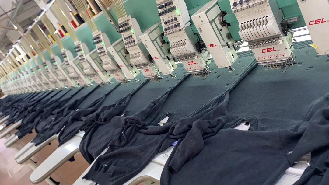 NO:458995,.LV full-size small embroidery sweater The fabric is made of wool material, 7 thick needles fixed dyeing wool yarn. After the garment is finished, it needs to be washed and fixed to the color and style, and the same is added to effectively increase the feel of the fabric. This round-neck shirt uses exquisite wool to create smooth lines, and uses full-size embroidery to depict the LV Blason pattern of the spring and summer show. It can be lightly integrated into casual or formal shapes, making it a classic choice for the season change. The full-size embroidery process is the original computer scanning positioning, with about 168 small embroidery, and the embroidery uses a matte embroidery thread on the board fixed dyeing, which is very strong in three-dimensional effect. Customized auxiliary materials 11 washing trademark craft positioning 11 embroidery positioning fabric customized 11 wool fabric S-M-L color black exclusive, exclusive, louis vuitton, sweaters, alexander wang19860909.LV 满幅小刺绣毛衣 面料采用绵羊毛材质毛料,7支粗针定染毛纱,成衣完后需洗水固色固版型,同加有效增加面料手感.本款圆领衫采用考究羊毛塑造流畅线条,以全幅刺绣描绘春夏秀场的LV Blason图案,可轻 融入休闲或正式造型,成就换季时节的经典佳选. 工艺全副满绣工艺原版电脑扫描定位,约有168个小刺绣,绣花采用对板定染哑光绣花线立体效果非常强. 辅料定制11洗水商标 工艺定位11刺绣位置 面料定制11羊毛面料 尺码S-M-L 颜色黑 独家专供,,louis vuitton,sweaters,alexander wang,Men's clothing