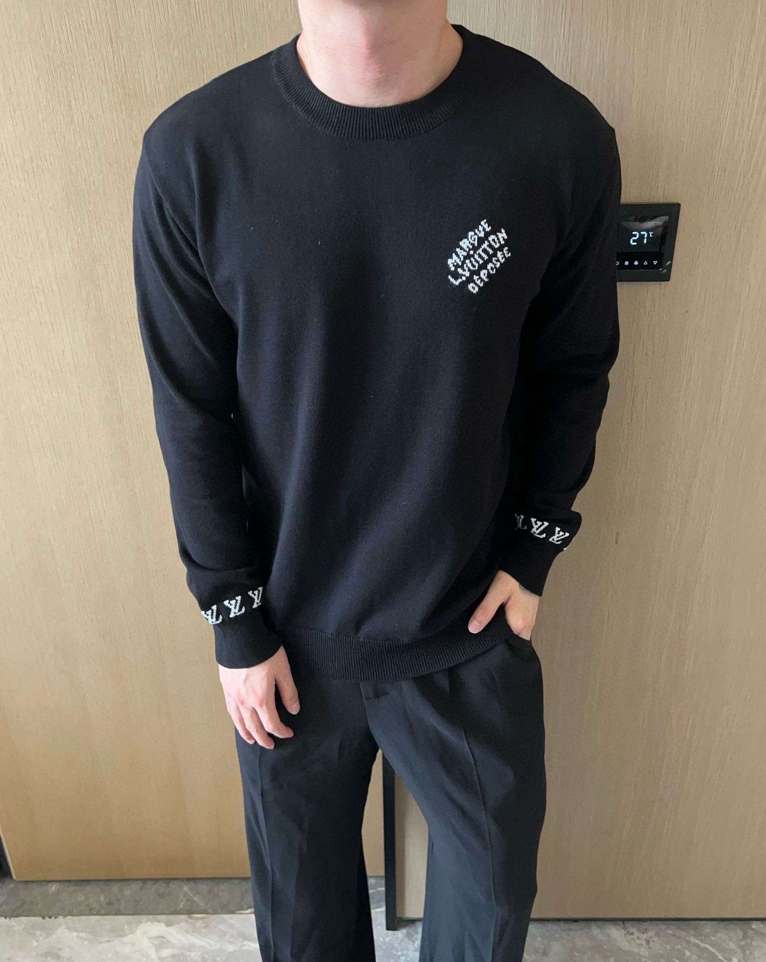 NO:458996,.LOUIS VUITTON letter jacquard wool base shirt The fabric is made of 40 high-density worsted wool yarn, with soft upper body. The machine is knitted with 16 knitted by Stor machine imported from Germany. The original garment is color-friendly and environmentally friendly to fix the color. This cotton round neck shirt is laid out with contrasting color jacquard logo. LV letters surround the cuffs, and the Marque L.Vuitton déposée logo implicitly embellishes the chest, making it a light and beautiful choice for daily wear. It can inject a comfortable style into daily wear. Craft jacquard fabric requires fine yarn, extremely high requirements for raw cotton, and the letter pattern adopts a double-sided wool hanging process. Restore the original 11 effect Customized auxiliary materials 11 new washing trademark Fabric custom 11 wool yarn Craft custom 11 jacquard logo Size S-M-L Color black Exclusive, louis  vuitton,louis vuitton,alexander wang19860909.LOUIS VUITTON 字母提花羊毛打底衫 面料采用40支高密度精纺羊毛纱线,上身柔软,机器采用德国进口斯托尔机16针织造.原衣对色环保固色定纱线.本款棉质圆领衫铺陈撞色提花标识.LV字母环绕袖口,Marque L.Vuitton déposée标识含蓄点缀胸前,成就轻盈季中佳选.可为日常着装注入闲适格调. 工艺提花面料要求纱支精细,对原料棉要求极高,字母图案采取双面挂毛工艺.还原原版11效果 辅料定制11新款洗水商标 面料定制11羊毛纱线 工艺定织11提花logo 尺码S-M-L 颜色黑 独家专供,,louis vuitton,louis vuitton,alexander wang,Men's clothing