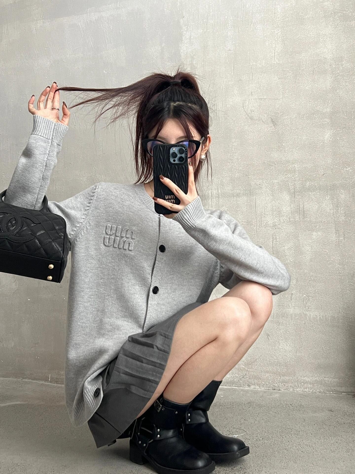 NO:508888,.MiuMiu embroidered patch sweater cardigan. The fabric is made of wool-blend textiles. The fabric composition is 55 wool, 35 cotton, 20 santo. The material is mixed and fixed to make the clothes not easy to pill. The laundry washing water fixes the shape and adds the feel. The craft embroidery uses yarn patch technology to embroider the bottom after the bottom is glued with wool-blend yarn to embroider the chest MIUI MIUI logo. The access buttons for auxiliary materials are made of real black cow horn buttons. The sizes are the same as the original. Customized auxiliary materials are customized original 11 washing water trademark. Customized auxiliary materials are customized original 11 buttons. Customized technology is customized original 11 patch embroidery. S-M-L. Color gray.,miumiu,sweaters,alexander wang.19860909.MiuMiu 刺绣贴布毛衣开衫. 面料采用羊毛混纺织品. 面料成份为55羊毛,35棉,20绵纶.材料混合定织使衣服不易起球. 成衣洗水固定版型与增加手感. 工艺刺绣采用纱线贴布工艺底部过胶后采用羊毛混纺纱织绣成胸前MIUI MIUIlogo. 辅料门禁纽扣采用真黑牛角纽扣.尺码大小都与原版一至. 辅料定制原版11洗水商标 辅料定制原版11纽扣 工艺定制原版11贴布刺绣 尺码S-M-L 颜色灰色,,miumiu,sweaters,alexander wang,Men's clothing