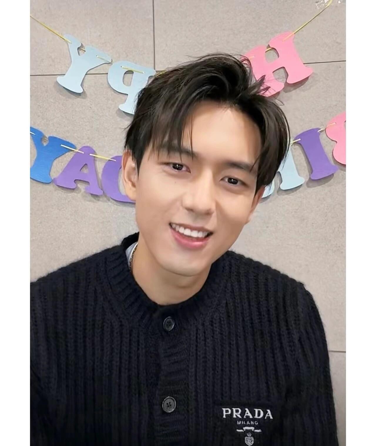 NO:459006,.PRADA embroidered wool cardigan The fabric is made of 60 wool, 30 cotton, 10 brocade, mixed and woven, and the laundry washing water is added to make a soft feel. The three-dimensional and not easy to change the craft embroidery adopts three-dimensional flat embroidery, and the brand’s iconic logo is embroidered on the chest. The auxiliary material buttons are made of ox horn buttons, and the natural ox horn buttons have irregular patterns on the surface. Customized auxiliary material 11 washing machine table Customized auxiliary material 11 ox horn buttons Craft customized auxiliary material 11 embroidery Auxiliary material 11 ingredient fabric S-M-L Color black-brown Exclusive,,prada,alexander wang19860909.PRADA 刺绣羊毛开衫 面料采用定织60羊毛,30棉,10锦 混合织成,成衣洗水加做柔顺手感.版型立体不易变型 工艺刺绣采用立体平面刺绣,胸前刺绣品牌标志性徽标. 辅料纽扣采用牛角纽扣,天然牛角纽扣面上带有不规则纹路. 辅料定制11洗水商表 辅料定制11牛角扣 工艺定制11刺绣 辅料面料11成份面料 尺码S-M-L 颜色黑-棕 独家专供,,prada,alexander wang,Men's clothing