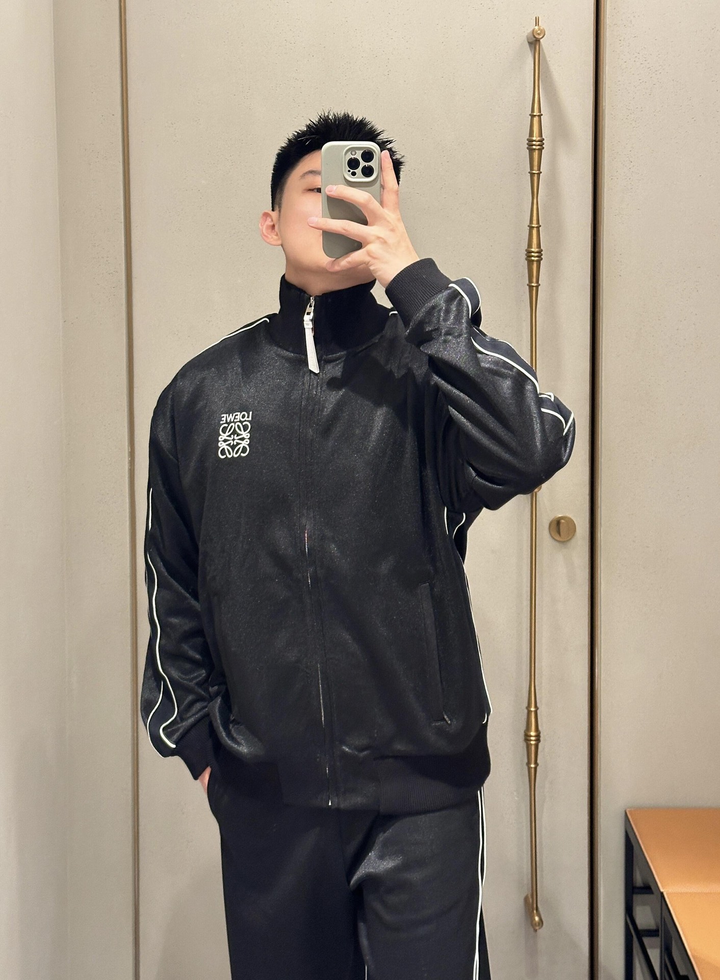 NO:507564,.LOEWE zipper coat The fabric is made of 40 silk shiny double-sided, original custom fabric. The latest imported weaving machine is woven, with high-density texture and the ready-to-wear style is very three-dimensional. The inner lining of the fabric is made of 54D cotton mesh, which is light and breathable. The thread is made of wool thread fixed woven original 55 wool composition, which is comfortable and not close to the body. The craft embroidery uses three-dimensional flat embroidery, and the number of high-density embroidery needles is as high as 6400 stitches. The auxiliary material webbing is made of pure cotton fixed woven original 11 sizes, and the letter belt is made of silver yarn fixed woven. The zipper is made of alloy electroplated matte white pull head, and the double-sided engraved [LOEWE] logo. The pull-head belt is made of top layer cowhide, which is one to press the brand logo. Customized auxiliary material 11 zippers Customized auxiliary material 11 water drop zippers Customized auxiliary material 11 zippers  Customized auxiliary materials 11 washing water trademark Size S-M-L-XL Color black, loewe, loewe, jackets & coats, cowhide, real silk, alexander wang19860909.LOEWE 罗意威刺绣拉链外套 面料采用40支真丝光双面,原版定制面料. 最新进口织布机织出,高密度纹路,成衣版型非常立体. 面料内里布用54D纯棉网眼布,轻薄透气. 螺纹采用毛织螺纹定织原版55羊毛成份,上身舒适不贴身. 工艺刺绣采用立体平面刺绣,高密度刺绣针数高达6400针. 辅料织带采用纯棉定织原版11尺寸,字母带采用银光纱织定织.拉链采用合金电镀哑光白拉头,双边刻有［LOEWE］logo.拉头皮带采用头层牛皮复合,与原版一至压有品牌logo. 辅料定制11拉链 辅料定制11水滴拉链 辅料定制11拉皮带 辅料定制11洗水商标 尺码S-M-L-XL 颜色黑,,loewe,loewe,jackets & coats,cowhide,real silk,alexander wang,Men's clothing