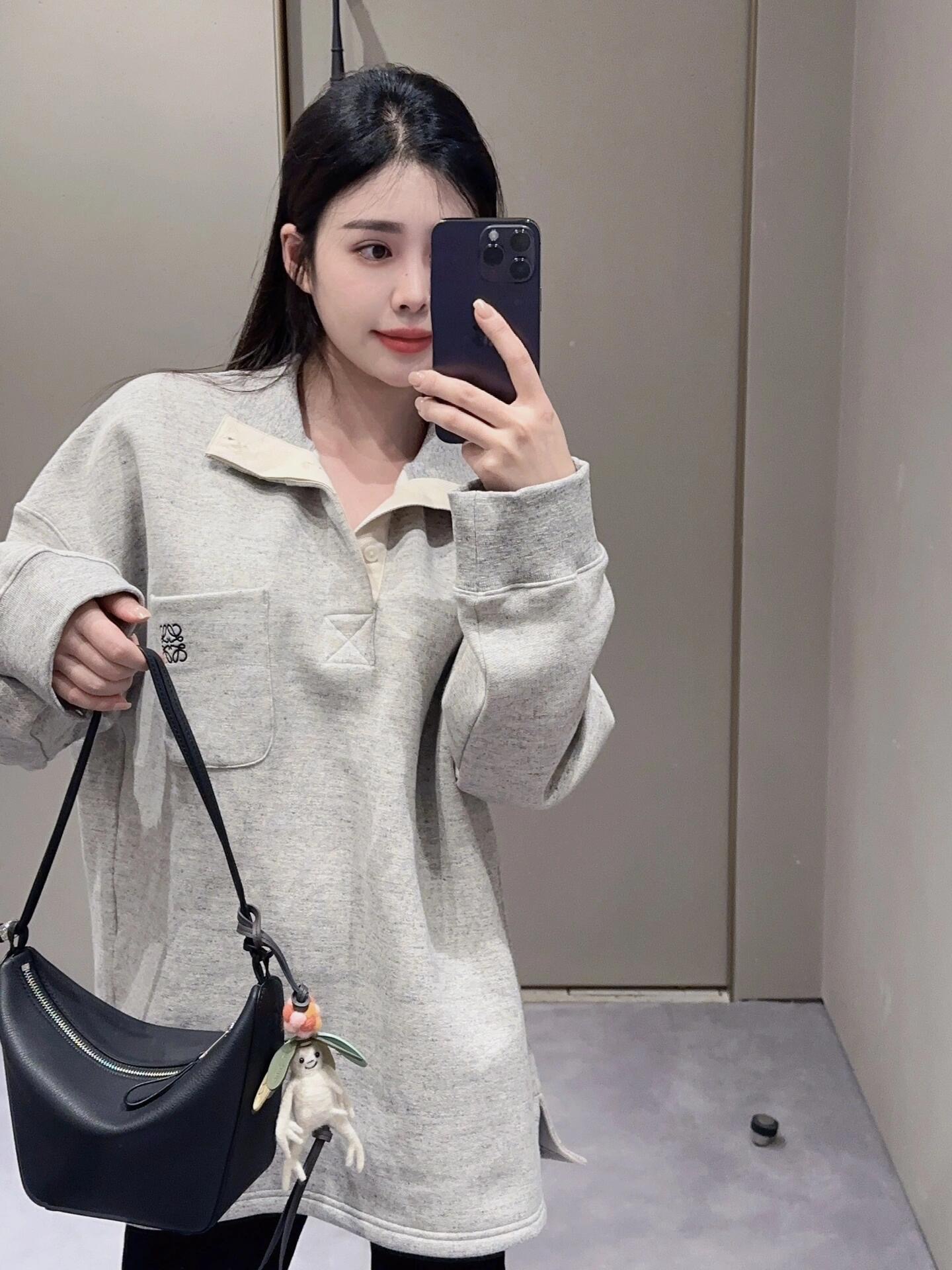 NO:471173,.LOEWE POLO sweatshirt fabric is made of 380 soft sweatshirt material, and the fabric is made of long yarn cotton cotton fixed weaving. 60 high-density weaving method of imported loom, double-12-head weaving machine double-thread weaving method. The fabric webbing is made of pure cotton yarn, the texture is made of original herringbone twill, and the original fixed dye is 11 beige yellow. The thread is made of 1*1 matching thread, and the same cylinder is set to dye. The small embroidery of the craft chest pocket adopts flat three-dimensional embroidery, and the high-density embroidery craft number of needles is 1,200 needles. The fabric is washed with soft feel and color fixing technology, so that the clothing pattern is reduced by secondary shrinkage and increases the comfort of the upper body. The auxiliary material button adopts natural shell buckle with LOEWE brand engraving on the side. Customized auxiliary material 11 shell buckle Auxiliary material 11 shell buckle Auxiliary material 11 webbing Process positioning 11 embroidery  Size S-M-L-XL Color Black-Gray Exclusively available, loewe, loewe, hoodie, sweatshirts, alexander wang19860909.LOEWE 罗意威织带刺绣POLO卫衣 面料采用380抓柔卫衣料,面料采用长纱匹马棉定织.进口织布机60支高密度织法,双12头织布机双线缠绕织法. 面料织带采用纯棉纱线定染,纹路采用原版人字斜纹,原版定染11米黄色. 螺纹采用1*1配套螺纹,同缸定染配色. 工艺胸前口袋小刺绣采用平面立体刺绣,高密度刺绣工艺针数1200针. 工艺面料普洗加柔软手感与固色工艺,使衣服版型减少二次缩水与增加上身舒适度. 辅料纽扣采用天然贝壳扣 侧边带有LOEWE品牌刻字. 辅料定制11贝壳扣 辅料定染11织带 工艺定位11刺绣 尺码S-M-L-XL 颜色黑-灰 独家专供,,loewe,loewe,hoodie,sweatshirts,alexander wang,Men's clothing