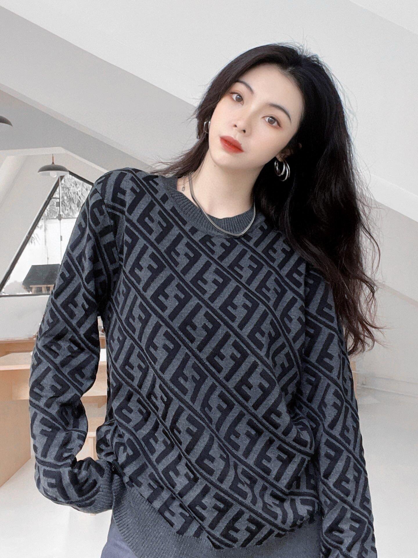 NO:471165,.FENDI jacquard double F wool base shirt The fabric is made of wool blended fabric, with 78 wool and 22 viscose fiber. The craft jacquard uses imported jacquard machine, 10-pin jacquard, and the computer position is fixed. Washing water for laundry, the clothes can be washed 30 minutes to fix the style and color of the clothes, and at the same time increase the feel of the clothes. Long-sleeved standard cut round neck sweater. Ribbed edges Wool and viscose fiber material, decorated with black and gray full-width twill jacquard FF pattern Customized auxiliary materials 11 washing trademark Customized auxiliary materials 11 five-eye buttons Process customized 11 jacquard size Fabric fixed dyeing - fixed fabric Color black and gray Size S-M-L Exclusive, Fendi, sweaters, alexander wang19860909.FENDI 提花双F羊毛打底衫 面料采用绵羊毛混纺面料,材料有78绵羊毛,22粘胶纤维. 工艺工艺提花采用进口提花机,10针位提花,电脑定位固定位置.成衣洗水,衣服经过30分普洗可固定衣服版型与固色,同时增加衣服手感.长袖标准剪裁圆领毛衣.罗纹边缘 羊毛和粘胶纤维材质,饰有黑色与灰色全幅斜纹提花FF图案 辅料定制11洗水商标 辅料定制11五眼纽扣 工艺定制11提花大小 面料定染-定织面料 颜色黑灰色 尺码S-M-L 独家专供,,fendi,sweaters,alexander wang,Men's clothing