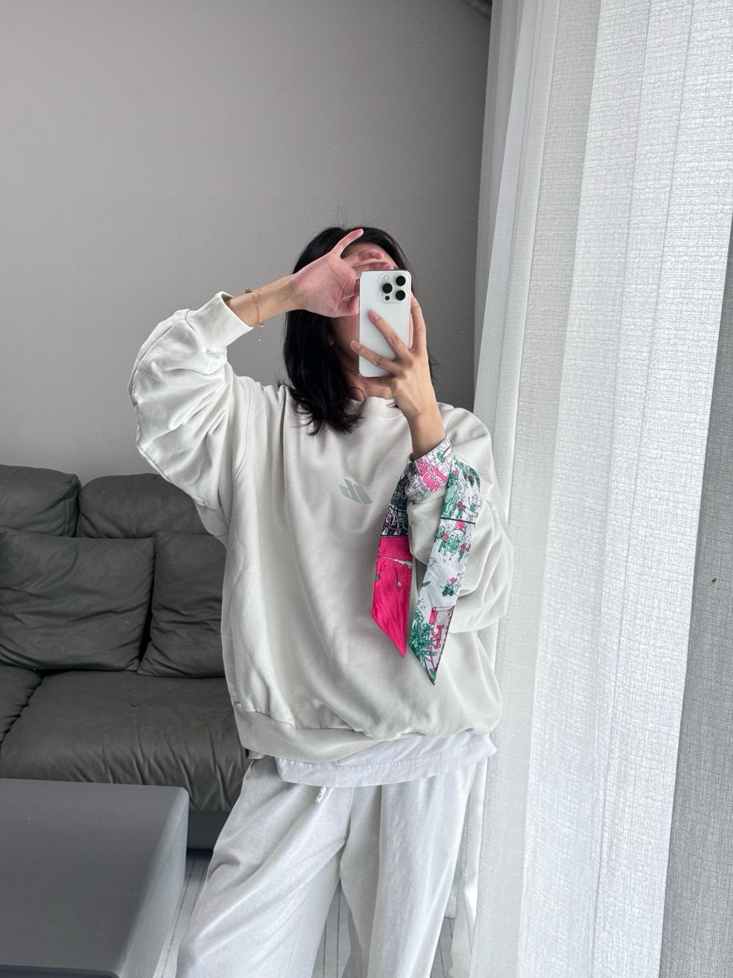 NO:458993,.BLCG Paris reflective letters hot-collar sweatshirt The fabric is made of 380 grams double strands. The original fixed-woven red color feel. The thread is made of 1*1 pure cotton double yarn thread. The same cylinder is fixed. The auxiliary material hot-stained with imported reflective silver material, which can present a reflective effect at night. The high temperature 180-degree hot-stained painting is firmly condensed with the clothes. The hot-stained effect has no burrs and clear patterns. Many market versions are filled with ordinary printing. The washing of craft fabric cloth can effectively reduce black fading and hair loss, and at the same time increase the feel and texture of the clothes. Customized auxiliary material 11 reflective hot-stained auxiliary material 11 washing trademark S-M-L Color apricot grey exclusively, hoodie, sweatshirts, alexander wang19860909.BLCG 巴黎反光字母烫图圆领卫衣 面料采用380克双股毛圈.原版定织红光色感. 螺纹采用1*1纯棉双纱螺纹.同缸定染. 辅料烫图采用进口反光银材料,夜晚可呈现出反光效果.高温180度烫画,与衣服牢牢凝主,烫图效果没有毛边纹路清晰,市场版本很多以普通印花充数. 工艺面料布匹洗水,可有效减少黑色掉色与掉毛,同时可增加衣服手感与质感. 辅料定制11反光烫图 辅料定制11洗水商标 尺码S-M-L 颜色杏灰 独家专供,,hoodie,sweatshirts,alexander wang,Men's clothing