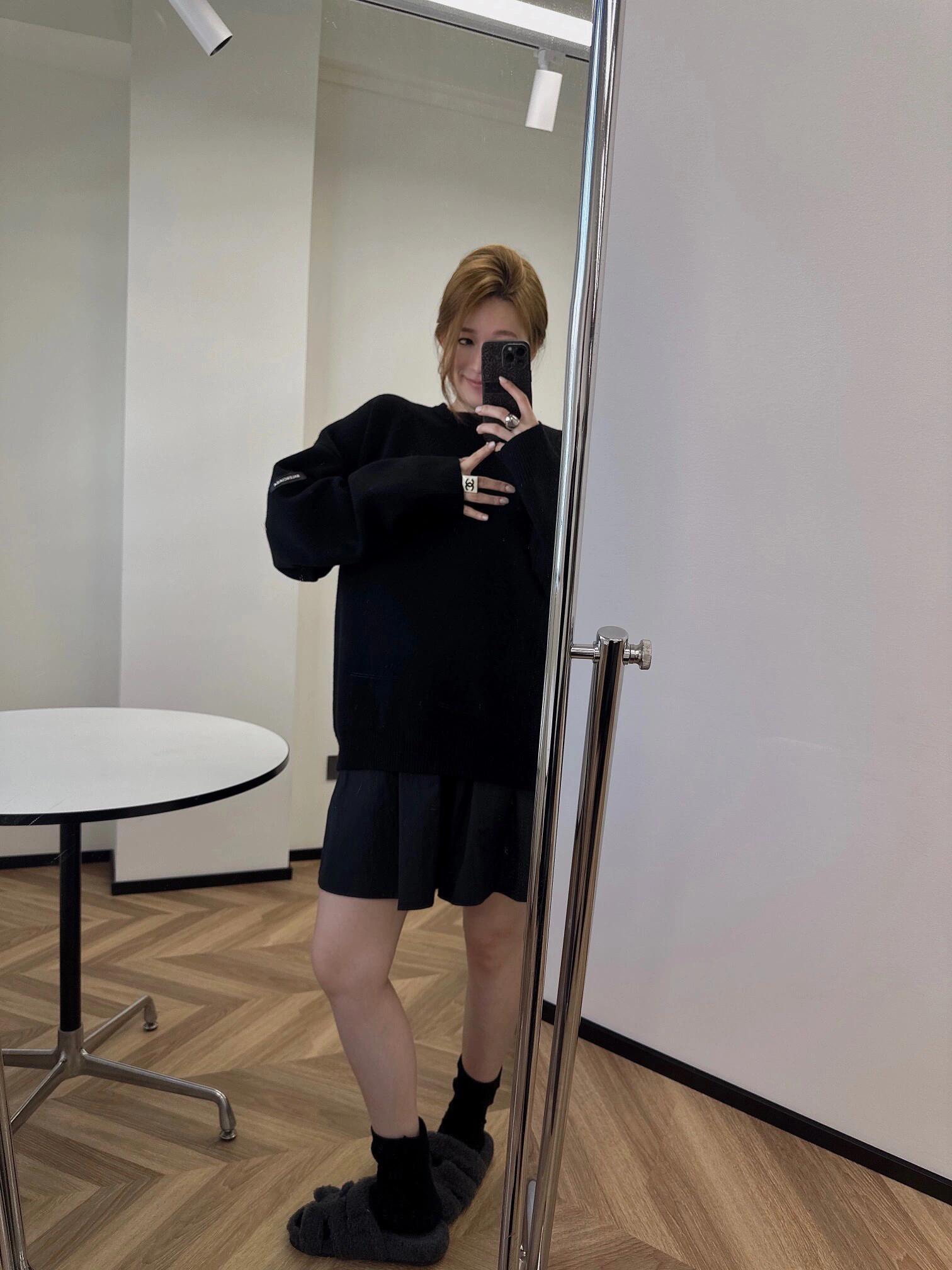 NO:461816,.BLCG Paris Arm Logo Round Neck Sweater The fabric is made of large-brand yarn, the fabric composition is 90 cotton and 10 wool, the fabric pattern is stiff, the Khmer composition can make the clothes droop and restore the original effect, and the 10 wool composition can fully tighten the fabric density to make the clothes warm. The auxiliary material leather label is made of natural silicone material, and the white font inside the label is customized with original mold opening and molding, and the size is the same as the original. This model uses wool-blend fabric·round neck, long sleeves·sleeves decorated with logo art silicone works. Material: 90 wool 10 cotton spandex decorative parts. Auxiliary material custom 11 washing trademark Auxiliary material custom 11 silicone logo Fabric custom 11 blended wool Size S-M-L Color black Exclusive, Sweaters, alexander wang19860909.BLCG 巴黎手臂徽标圆领毛衣 面料采用大品牌纱线,面料成份为90棉,10羊毛,面料版型偏硬挺,高棉度成份可使衣服有下垂感还原原版效果,10的羊毛成份可充分拉紧面料密度使衣服达到一定的保暖性. 辅料皮标采用天然硅胶材料定做而成,标内白色字体原版开模定制,尺寸大小都与原版一致. 该款采用羊毛混纺面料·圆领.长袖·衣袖饰以徽标艺术硅胶作品. 材质:90羊毛 10棉氨纶装饰部件. 辅料定制11洗水商标 辅料定制11硅胶徽标 面料定制11混纺羊毛 尺码S-M-L 颜色黑 独家专供,,sweaters,alexander wang,Men's clothing