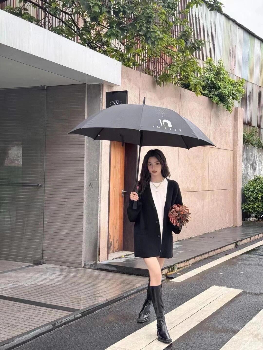 NO:461820,.BLCG Paris Arm Logo Cardigan Sweater The fabric is made of wool-blend yarn, the fabric is 65 cotton, 35 wool, the fabric is stiff, the Khmer composition can make the clothes droopy and restore the original effect, and the 35 wool composition can fully tighten the fabric density to make the clothes warm. The auxiliary material leather label is made of natural silicone material, and the white font inside the label is customized with original mold opening and mold opening, and the size is the same as the original. This model uses wool-blend fabric·cardi shirt, long sleeves·sleeves decorated with logo art silicone works. Material: 35 wool 65 cotton spandex decorative parts. Customized auxiliary material 11 wash trademark Auxiliary material 11 silicone logo Fabric custom 11 blend wool Size S-M-L Color black Exclusive, Sweaters, alexander wang19860909.BLCG 巴黎手臂徽标开衫毛衣 面料采用羊毛混纺纱线,面料成份为65棉,35羊毛,面料版型偏硬挺,高棉度成份可使衣服有下垂感还原原版效果,35的羊毛成份可充分拉紧面料密度使衣服达到一定的保暖性. 辅料皮标采用天然硅胶材料定做而成,标内白色字体原版开模定制,尺寸大小都与原版一致. 该款采用羊毛混纺面料·开衫.长袖·衣袖饰以徽标艺术硅胶作品. 材质:35羊毛 65棉氨纶装饰部件. 辅料定制11洗水商标 辅料定制11硅胶徽标 面料定制11混纺羊毛 尺码S-M-L 颜色黑 独家专供,,sweaters,alexander wang,Men's clothing