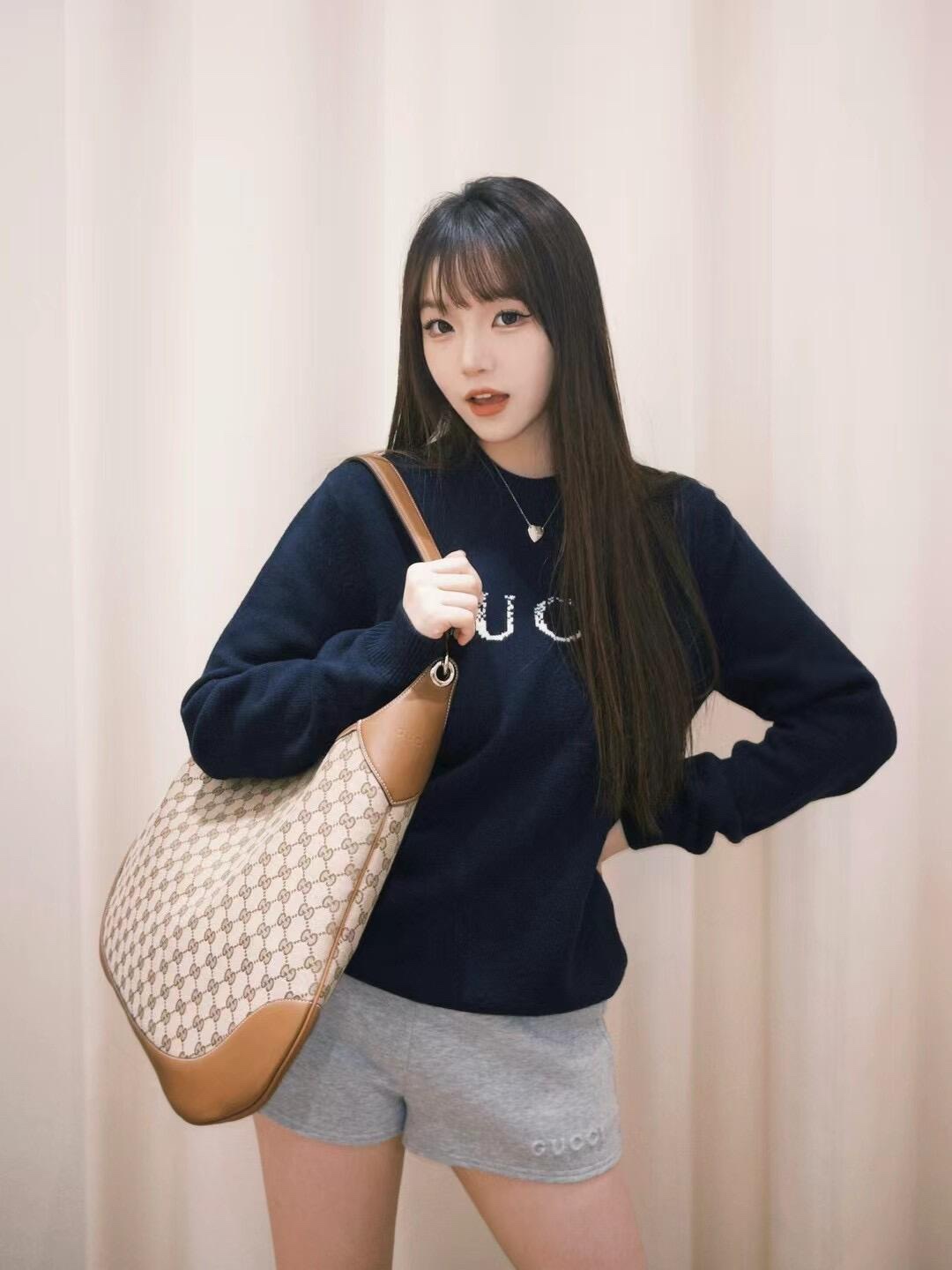 NO:459002,.Gucci dissipation logo wool pullover fabric is made of 35 wool and 65 cotton. The fabric is soft in the touch, and the upper body is comfortable and not close to the body. The original set-dye blue yarn. The jacquard logo on the chest is made of pure wool with micro wool yarn on the logo. The craft jacquard is woven from imported Germany, and the size and distance of each point are the same as the original. The new suit is reminiscent of formal tailoring uniforms. These jackets and knitted clothing are ingeniously made of cotton or knitted fabrics, embellished with exquisite but restrained details and various brand logos, suitable for wearing during the seasons when it is warm and cold. This regular style knitted pullover is ingeniously made of dark blue wool knitted fabrics, embellished with contrasting Gucci inlays, showing its unique charm. Customized accessories for accessories 11 wash water trademark craftsmanship 11 jacquard logo Fabric customized 11 wool yarn  Size S-M-L Colorful Royal Blue Exclusive, Gucci, Jackets & coats, Alexander Wang19860909.Gucci 消散logo羊毛套头衫 面料采用35绵羊毛,65棉,该款面料手感偏柔软,上身舒宽不贴身,原版定染宝蓝纱线.胸前提花logo采用纯羊毛 logo上带有微羊毛纱. 工艺提花采用德国进口机织成,每一个点位大小距离都与原版一至. 全新套装让人联想起正装剪裁制服,这些外套和针织服饰以棉质或针织面料匠心打造,缀饰精致而不失内敛的细节和各种品牌标识,适合乍暖还寒的换季时节穿着.这款常规版型针织套衫以深蓝色羊毛针织面料匠心打造,缀饰撞色Gucci嵌花,尽显别致魅力. 辅料定制11洗水商标 工艺定制11提花logo 面料定制11毛料纱线 尺码S-M-L 颜色宝蓝 独家专供,,gucci,jackets & coats,alexander wang,Men's clothing