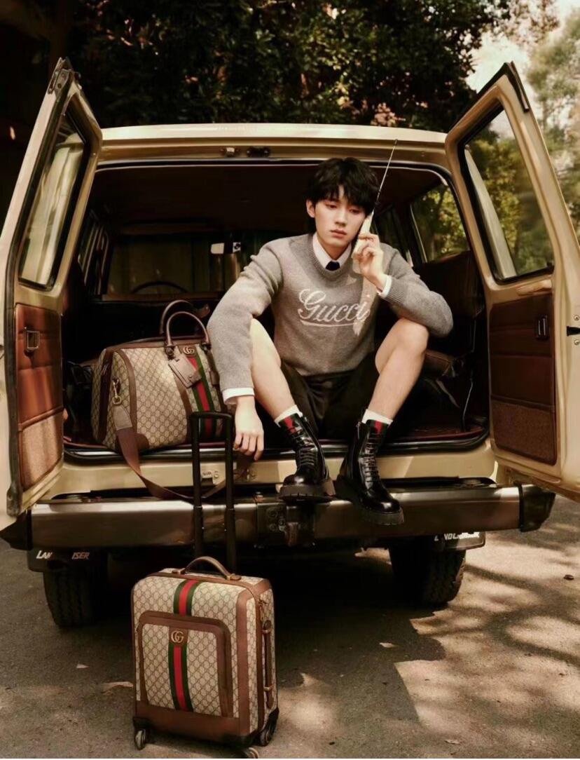 NO:459004,.Gucci Inlay Gray Letter Wool Sweater The fabric is made of 55 wool and 45 cotton. The fabric is soft in the touch, and the upper body is comfortable and not close to the body. The original light gray yarn is dyed. The jacquard logo on the chest is made of pure cotton yarn. The craft jacquard is woven from imported German, and the size and distance of each position are the same as the original. The new suit is reminiscent of formal tailoring uniforms. These jackets and knitted clothing are made of cotton or knitted fabrics, embellished with exquisite but restrained details and various brand logos, suitable for wearing during the season when it is warm and cold. This regular knitted pullover is made of grey wool, embellished with contrasting handwritten Gucci logo, showing its unique charm. Customized auxiliary materials 11 wash trademark Craft customized 11 jacquard logo Fabric customized 11 wool yarn Size S-M-L  Color grey exclusive, gucci, jackets & coats,alexander wang19860909.Gucci 嵌花灰字母羊毛衫  面料采用55绵羊毛,45棉,该款面料手感偏柔软,上身舒宽不贴身,原版定染浅灰纱线.胸前提花logo采用纯棉纱线. 工艺提花采用德国进口机织成,每一个位置大小距离都与原版一至. 全新套装让人联想起正装剪裁制服,这些外套和针织服饰以棉质或针织面料匠心打造,缀饰精致而不失内敛的细节和各种品牌标识,适合乍暖还寒的换季时节穿着.这款常规版型针织套衫以灰色羊毛匠心打造,缀饰撞色手写体Gucci标识嵌花,尽显别致魅力. 辅料定制11洗水商标 工艺定制11提花logo 面料定制11毛料纱线 尺码S-M-L 颜色灰色 独家专供,,gucci,jackets & coats,alexander wang,Men's clothing