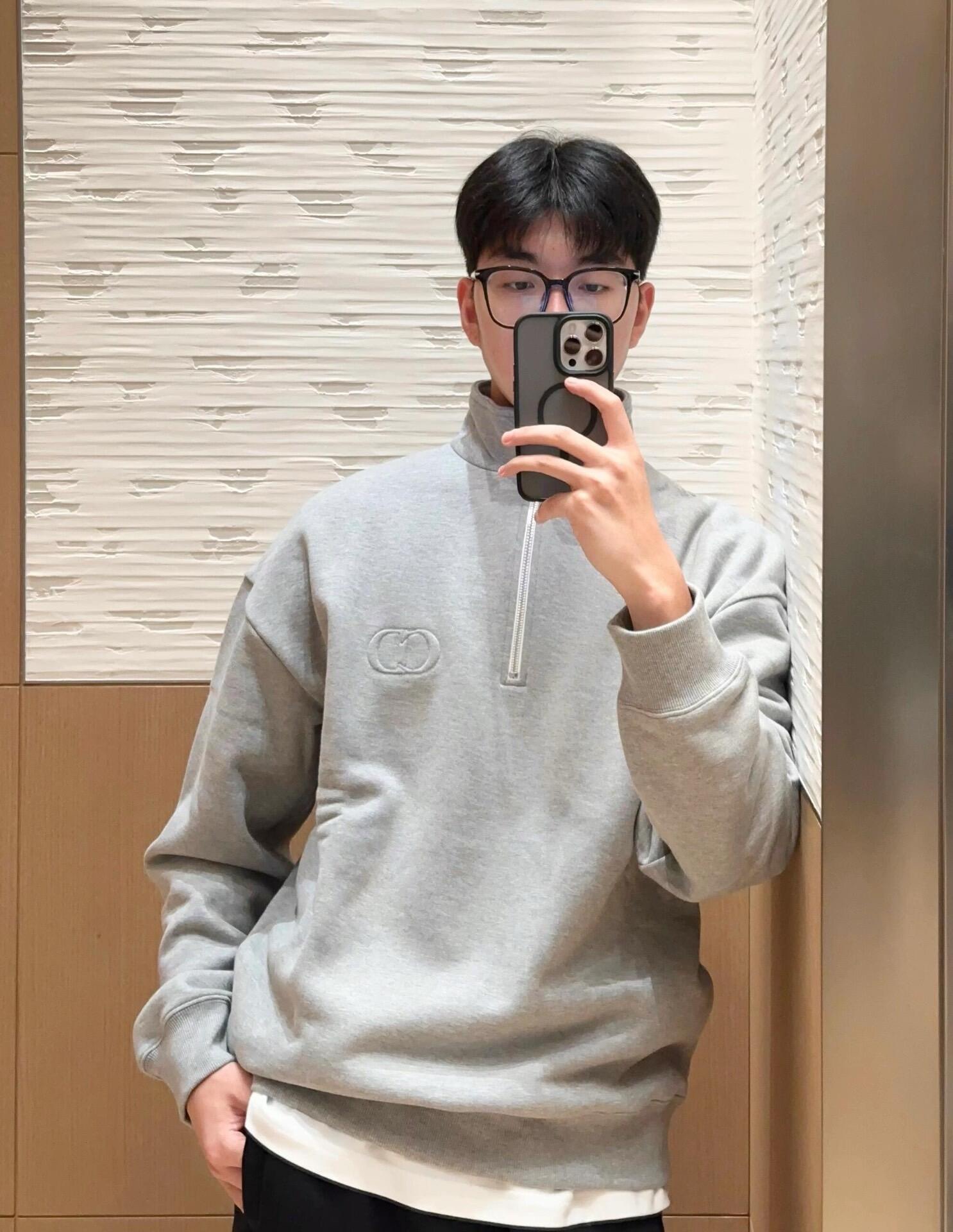 NO:479299,.Dior embroidered CD logo POLO zipper sweatshirt The fabric is made of 380 grams of terry fleece fabric, and the fabric is made of long yarn original custom floral gray. The threads of the fabric are made of 2*2 double yarn threads, and the threaded pure yarn is woven. The high-temperature fixed fabric will not deform when worn for a long time. The craft embroidery uses internal double-needle embroidery method, and the reverse side is embroidered as a stitching effect. The auxiliary zippers use original electroplated white 3-digit zipper head, and the pull teeth are European-style teeth. The pull head has the iconic Dior brand logo. This CD Icon semi-zipper sweatshirt injects modern style into a classic item. It is carefully crafted from gray cotton velvet fabric, with an oversized version, and the chest is embroidered with CD Icon gravure logo embroidered on the chest, which is unique. The zipper neckline can be matched with this season's jeans to create a distinctive modern look. The zipper stand collar is decorated with the chest  CD Icon gravure embroidery ribbed bottom edge and cuff cotton Customized auxiliary materials 11 washing water trademark Customized auxiliary materials 11 zipper Customized process 11 embroidery Size S-M-L Color gray Exclusive for, dior, hoodie, sweatshirts, jeans, alexander wang19860909.Dior刺绣CD标志POLO拉链卫衣 面料采用380克毛圈抓绒面料,面料采用长纱匹马棉原版定制花灰色. 面料螺纹采用2*2双纱螺纹,螺纹纯纱线织成,高温固定面料与久穿不变形. 工艺刺绣采用内部双针位绣法,反面做刺绣做部缝线效果. 辅料拉链采用原版电镀挂白3号拉链头,拉牙采用欧款牙.拉头带有Dior品牌标志性logo. 这款 CD Icon 半拉链卫衣为经典单品注入摩登风范.采用灰色棉质起绒面料精心制作,超大版型,胸前饰以CD Icon 凹印标志刺绣,别具一格.拉链领口,可与本季的牛仔裤搭配,打造鲜明的摩登造型. 拉链立领 胸前饰有 CD Icon 凹印刺绣罗纹底边和袖口棉 辅料定制11洗水商标 辅料定制11拉链 工艺定制11刺绣 尺码S-M-L 颜色灰 独家专供,,dior,hoodie,sweatshirts,jeans,alexander wang,Men's clothing