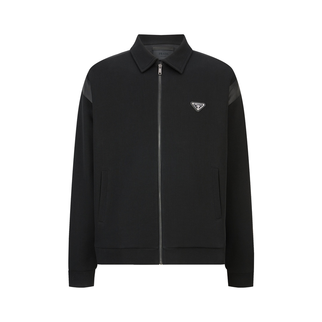 NO:947451,A PRADA nylon mercerized splicing Roman fabric zipper jacket. The fabric is made of 380g mercerized double-sided fabric. This fabric is soft and has high density. The density fabric can effectively increase the warmth of the clothes. It can be worn outside and inside. The inner fabric is made of 70 nylon fabric and mercerized cotton fabric. The fabric is woven and then glued to increase the three-dimensional effect of the pattern.  Accessory material 1: The zipper uses the original No. 5 slider, and the slider adopts a retro plating effect, which will show different effects under different lights. Accessory material 2: The leather label is made of double-layer composite first-layer cowhide, and the brand's iconic LOGO is laser-plated on the face. Accessory material 3: The inner lining has an insert design style and is embellished with natural resin buttons.  This cardigan is an innovative work of Prada, which cleverly combines sports style with exquisite fabrics and is decorated with exquisite details to enhance the style. The square shape and long-sleeved design complement the shirt collar and flat bottom edge, and the enameled triangular metal logo adds a refined style. · Square fit ● Long sleeves · Shirt collar ● Straight bottom edge ● Zipper closure · Enameled triangular metal logo Customized accessories 11 wash labels Customized accessories 11 enamel leather labels  Accessories customized 11 retro zippers Fabric customized 11 mercerized double-sided Size S-M-L-XL Color black Style number 86170, prada, jackets & coats, shirts, cowhide,19860909A PRADA 尼龙丝光拼接罗马面料拉链外套 面料采用380克丝光双面,该款面料偏柔软,密度高,个密度面料可有效增加衣服保暖性.可外穿和内搭. 面料内里面料采用70尼龙面料与丝光棉面料两种纱线定织而成,面料织成后再过胶可增加版型立体效果. 辅料1拉链采用原版5号拉头,拉头采用复古电镀效果,不同光线下会呈现出不同效果. 辅料2皮标采用头层牛皮双层复合,面部激光电镀出品牌标志性LOGO. 辅料3内衬带有插衬设计风格,以天然树脂纽扣做为点缀. 这款开衫是Prada的创新之作,将运动风格与精致面料巧妙融合,饰以精致细节提升格调.方正版型和长袖设计与衬衫领和平直底边相得益彰,涂珐琅三角形金属徽标增添精致风范. ·方正版型●长袖·衬衫领●平直底边●拉链开合·涂珐琅三角形金属徽标 辅料定制11洗水商标 辅料定制11珐琅皮标 辅料定制11复古拉链 面料定制11丝光双面 尺码S-M-L-XL 颜色黑 款号86170,,prada,jackets & coats,shirts,cowhide,,Men's clothing