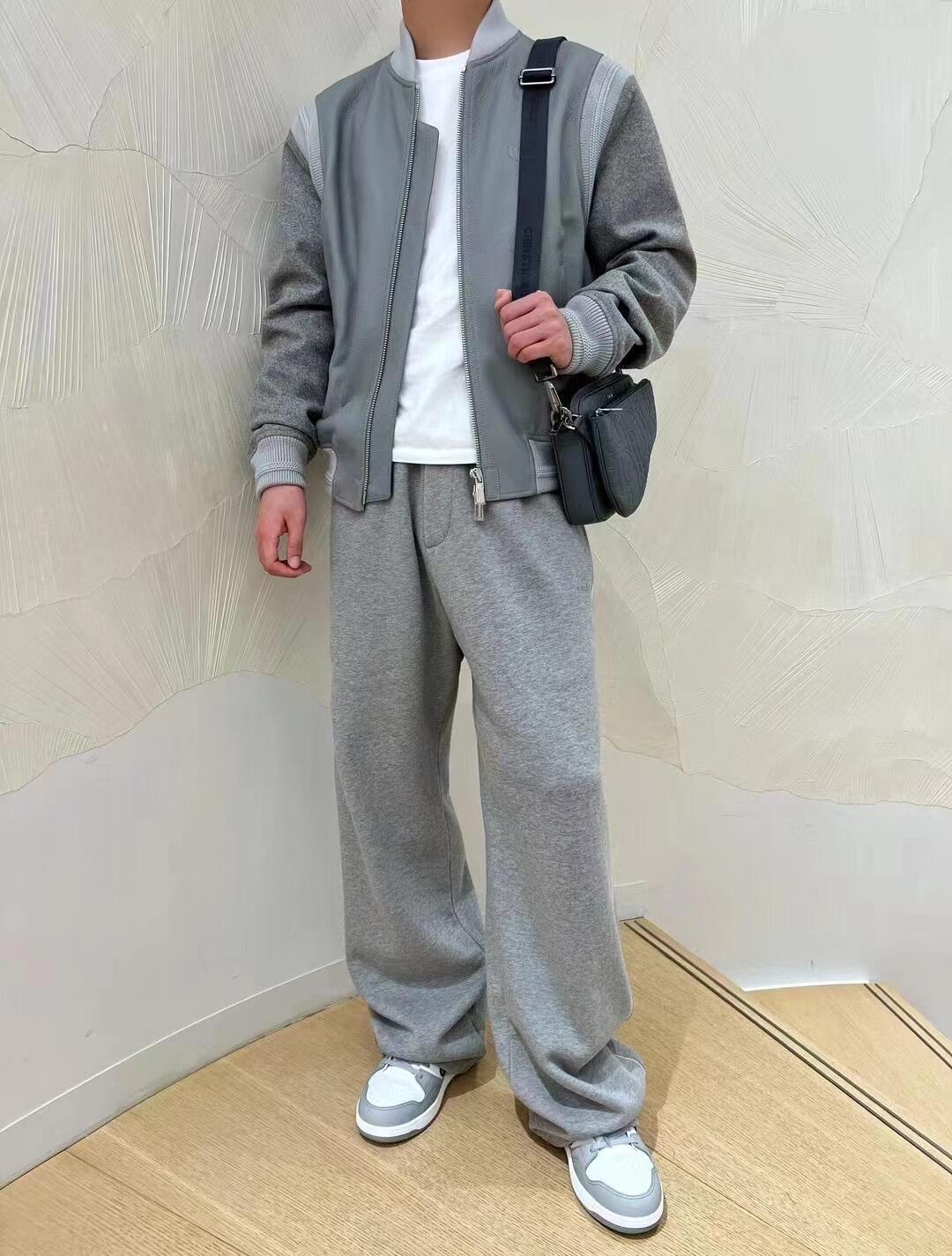 NO:479341,.Dior embroidered CD logo light grey grey trousers. The fabric is made of 380g terry fleece fabric, and the fabric is made of long yarn cotton original custom floral gray. The fabric thread is made of 2*2 double yarn threads, and the threaded pure yarn is woven. The high-temperature fixed fabric will not deform when worn for a long time. The craft embroidery uses internal double-needle embroidery method, and the reverse side is used for stitching. The auxiliary material zipper uses original authentic ykk glue tooth zipper. This CD Icon semi-graved soft trousers inject a modern style into a classic item. It is carefully crafted from gray cotton velvet fabric, with an extra large style, decorated with CD Icon gravure logo embroidery, unique. It can be matched with the same POLO zipper sweatshirt to create a distinctive modern look. It is decorated with CD Icon gravure embroidered ribbed waist and wide-mouth cotton accessories customized 11 wash water trademark  Customized 11 zippers for auxiliary materials, customized 11 embroidery, size S-M-L, color gray, exclusive, dior, hoodie, sweatshirts, alexander wang19860909.Dior 刺绣CD标志轻抓柔灰长裤 面料采用380克毛圈抓绒面料,面料采用长纱匹马棉原版定制花灰色. 面料螺纹采用2*2双纱螺纹,螺纹纯纱线织成,高温固定面料与久穿不变形. 工艺刺绣采用内部双针位绣法,反面做刺绣做部缝线效果. 辅料拉链采用原版正品ykk胶牙拉链. 这款 CD Icon 半抓柔长裤为经典单品注入摩登风范.采用灰色棉质起绒面料精心制作,超大版型,饰以CD Icon 凹印标志刺绣,别具一格.可与同款的POLO拉链卫衣搭配,打造鲜明的摩登造型.饰有 CD Icon 凹印刺绣罗纹腰头边和宽口棉 辅料定制11洗水商标 辅料定制11拉链 工艺定制11刺绣 尺码S-M-L 颜色灰 独家专供,,dior,hoodie,sweatshirts,alexander wang,Men's clothing