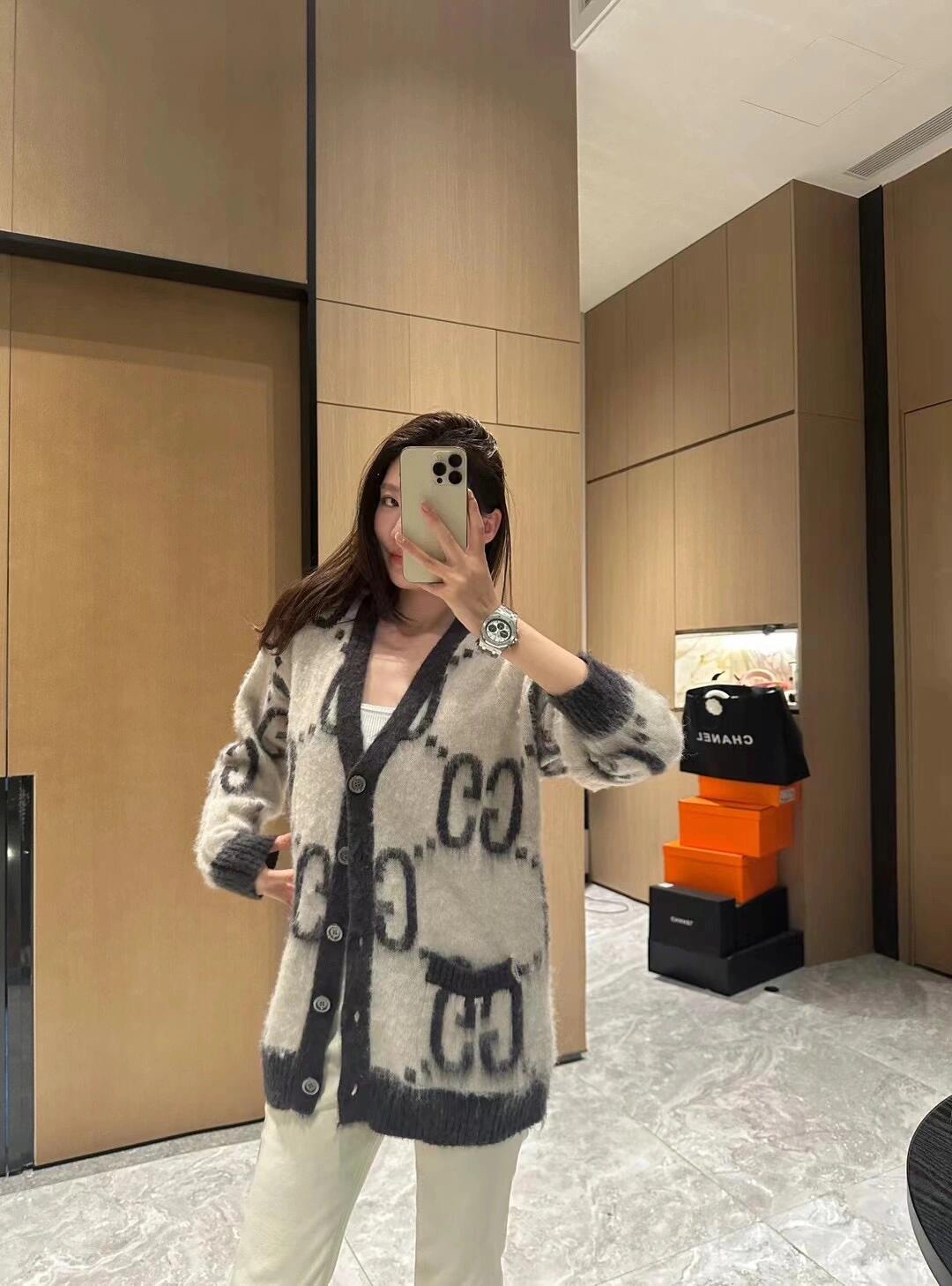 NO:457183,.Gucci Gucci double-sided mohair sweater jacquard logo cardigan The fabric is long yarn fabric is original color, and the jacquard color matching is proportional to wool yarn. This model adopts a 7-needle process, 4-strand wrap weaving method, the density is very high, and the warmth is very good. Long-sleeved brushed mohair sweater round neck, all-round jacquard double G classic tailoring, maximum temperature 110°C, no steam-free ironing, please do not use a drum washing machine to dry ● Please do not bleach ● Friendly reminder: Due to the limitations of the product production batch or display technology, the color, size or other details of the actual product may be different from the pictures and information of the products displayed on the website. Fabric/material/grease 50 mohair, 36 nylon, 14 sweater. Customized auxiliary materials 11 washing trademark Process customization 11 jacquard process fabric customization 11 ratio fabric  Size S-M-L Color gray exclusively available, gucci,gucci,sweaters,alexander wang19860909.Gucci 古驰双面马海毛衣提花logo开衫 面料采用长纱马海毛衣面料采用原版定染主色,提花配色位置采用羊毛纱线比例配比.该款采用7针工艺4股缠绕织法,该款密度非常之高,保暖效果非常好. 长袖拉绒马海毛毛衣圆领 全方位提花双G经典剪裁 最高温度110°C无蒸气熨烫请勿用滚筒洗衣机甩干●请勿漂白 ●友情提示:因产品的生产批次或显示技术的局限等原因,可能造成实际销售产品的颜色、尺码或其他细节与网站内展示的产品的图片、信息存在差异. 面料/材质/帮面50马海毛,36锦纶,14羊毛衣. 辅料定制11洗水商标 工艺定制11提花工艺 面料定制11配比面料 尺码S-M-L 颜色灰 独家专供,,gucci,gucci,sweaters,alexander wang,Men's clothing